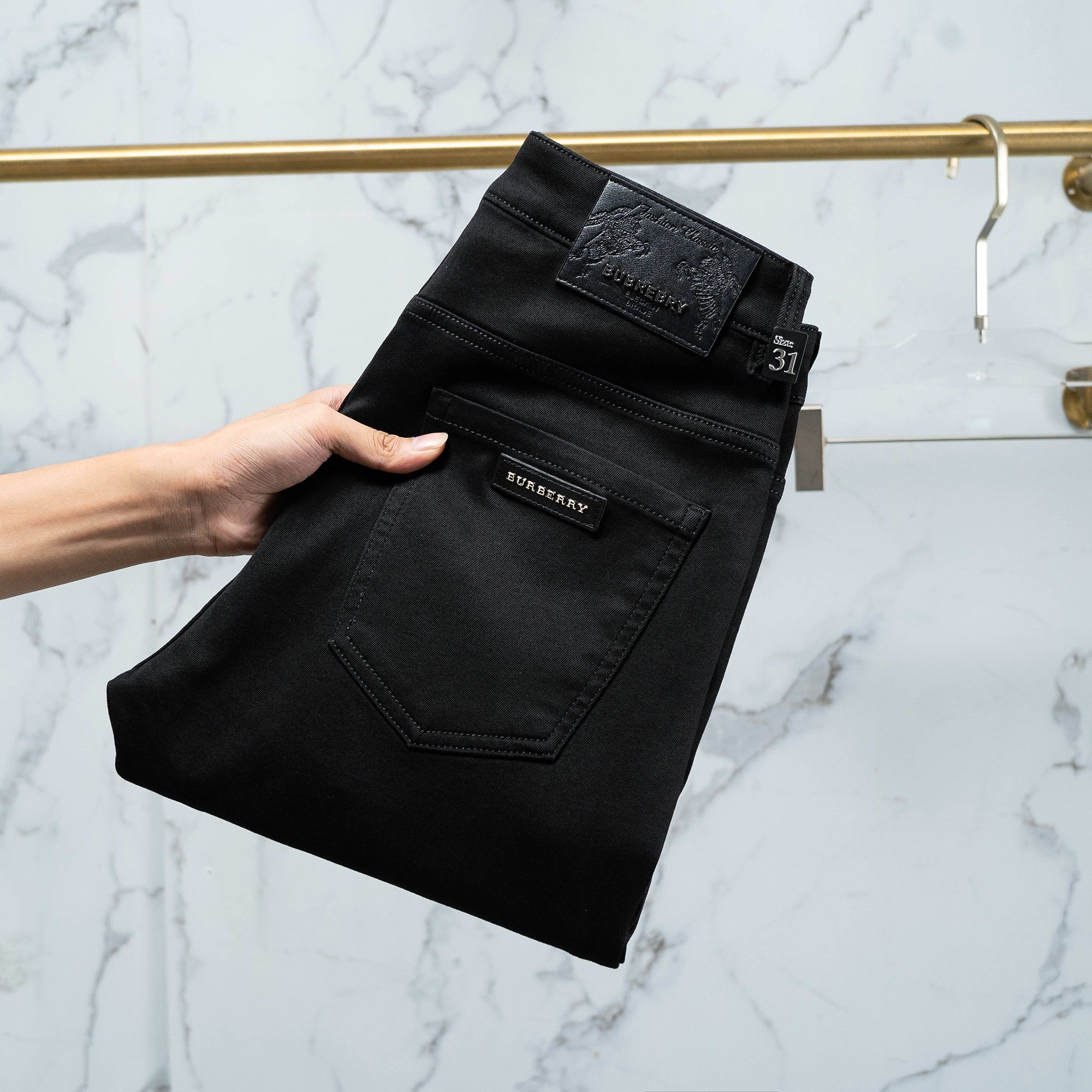 NO:420316,Burberry men's jeans original original cloth original wash water!  Imported original washing elastic fabrics, complex handicrafts superimposed, any washing step will become a completely different color effect after a few more seconds, so it is more precious, especially long-lasting and odor-resistant... Use the best tannin elastic texture, genuine leather leather cards, high-quality metal accessories... to create a unique and original jeans style!  Original hardware accessories, super positive style, comfortable and breathable, extremely high grade, counter quality, and handsome upper body. Number of codes 29-38, burberry, jeans, alexander wang19860909巴宝莉 男士牛仔裤原厂原布原洗水！进口原版水洗弹力面料,复杂的手工艺叠加,任何一个洗水环节多停留几秒都会变成完全不一样的颜色效果,所以越加珍贵,特别持久、耐味…… 选用上乘的丹宁弹力质感,真皮皮牌、高定的金属辅料……打造出独特及原创的牛仔裤款型！原版五金辅料,版型超正,舒适透气,档次极高,专柜品质,上身帅气十足. 码数29-38,,burberry,jeans,alexander wang,Men's clothing