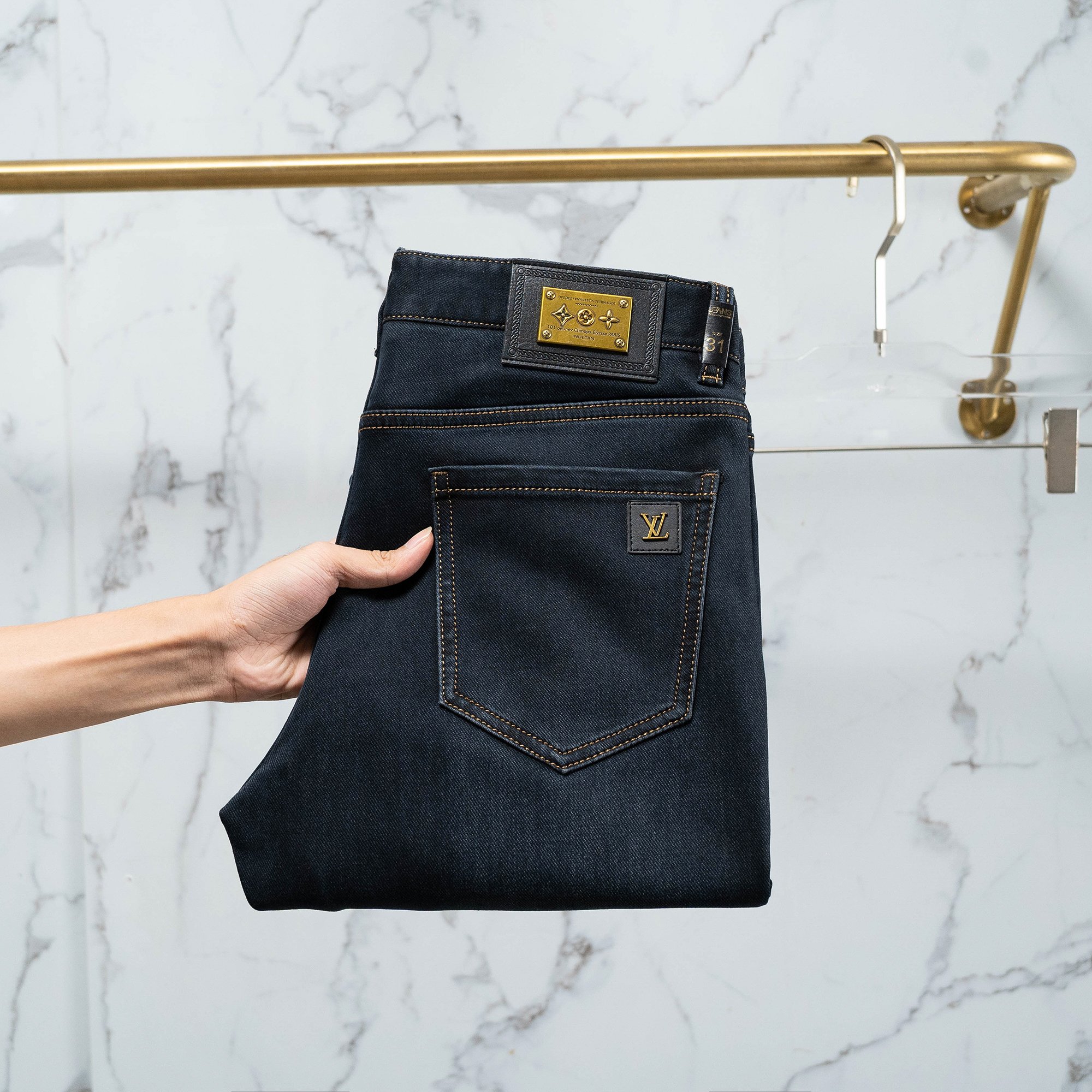 NO:119400,LV men's jeans original original cloth original wash water!  Imported original wash elastic fabrics, complex handicrafts superimposed, any wash process will become a completely different color effect after a few more seconds, so it is more precious, especially long-lasting and odor-resistant... Use the best tannin elastic texture, genuine leather leather cards, high-quality metal accessories... to create a unique and original jeans style!  Original hardware accessories, super positive style, comfortable and breathable, extremely high grade, counter quality, and handsome upper body. Number of codes 29-38,,louis vuitton,jeans,alexander wang19860909LV 男士牛仔裤原厂原布原洗水！进口原版水洗弹力面料,复杂的手工艺叠加,任何一个洗水环节多停留几秒都会变成完全不一样的颜色效果,所以越加珍贵,特别持久、耐味…… 选用上乘的丹宁弹力质感,真皮皮牌、高定的金属辅料……打造出独特及原创的牛仔裤款型！原版五金辅料,版型超正,舒适透气,档次极高,专柜品质,上身帅气十足. 码数29-38,,louis vuitton,jeans,alexander wang,Men's clothing