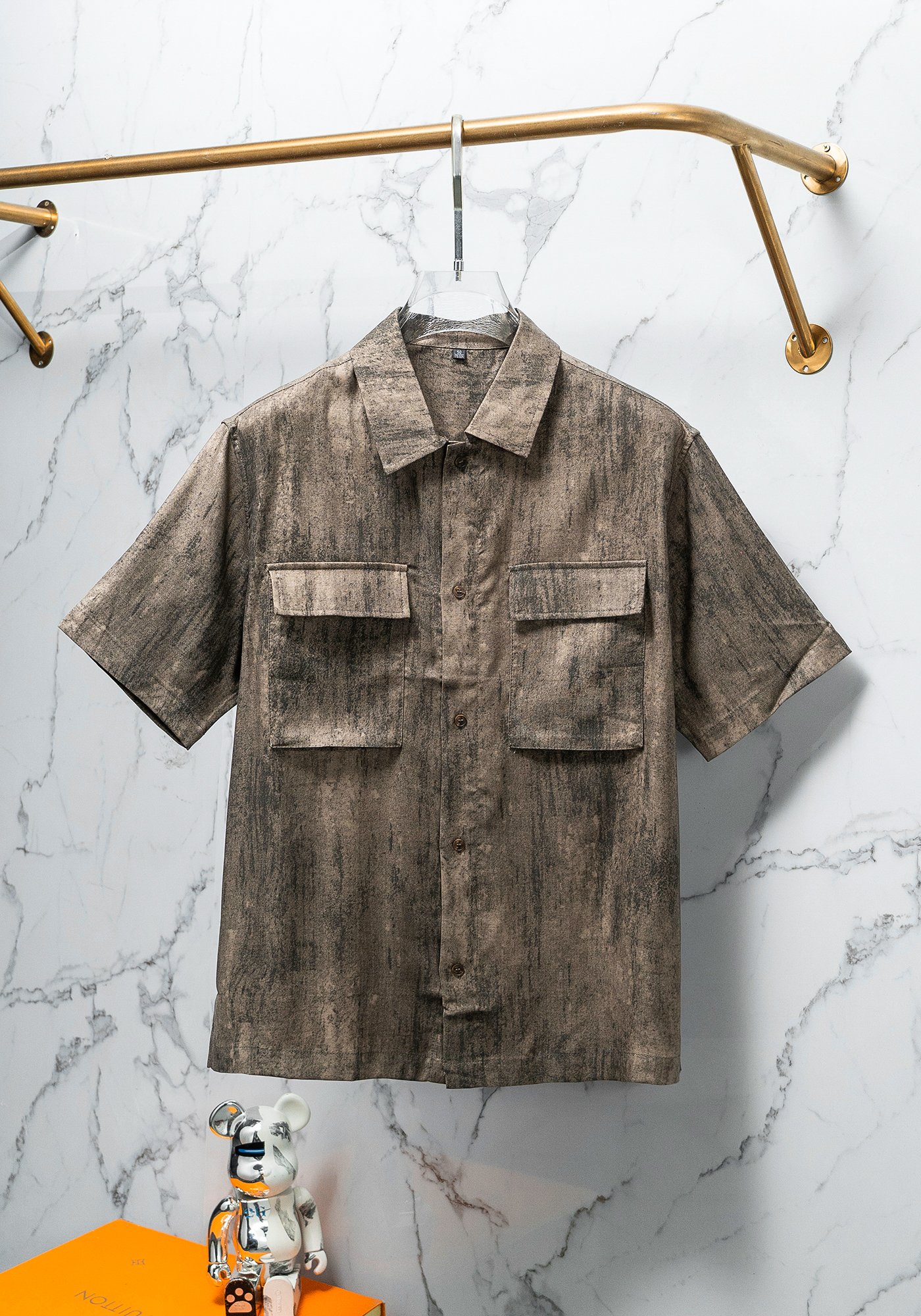 NO:116128,LP 1959 counters same style men's linen shirt jacket produced by LP home, a work-to-tune linen shirt with casual atmosphere, full of work-to-tune style, and the left and right chest pockets are flip-top patch pockets with a strong work-to-tune style. The three-dimensional curved hem is cut, and the linen shirt is enough to be tone. As a shirt with the inner layer, or as a thin coat layered and mixed, the linen's own thread-touch texture makes the overall fabric more retro, and to a certain extent balances the wrinkle-free properties of the thread. The cloth surface is cool and breathable, soft but crisp, and a must-have item!  Color white gray blue brown code M-3XL, loro piano, jackets & coats,shirts,alexander wang19860909LP 1959专柜同款男亚麻衬衫外套 LP家出品,工装调性的麻料衬衫,休闲的氛围感拉满,左右胸兜是工装感极强的翻盖贴布口袋,下摆立体弧线剪裁,亚麻衬衫就足够腔调,作为衬衫外穿内搭,或作为薄外套叠穿混搭,亚麻自带的麻结肌理,让整体布面更有复古感,一定程度上平衡了麻料易皱的特性,布面凉感且透气,柔软但有挺括度,必备单品！ 颜色白色 灰色 蓝色 咖色 码数M-3XL,,loro piana,jackets & coats,shirts,alexander wang,Men's clothing