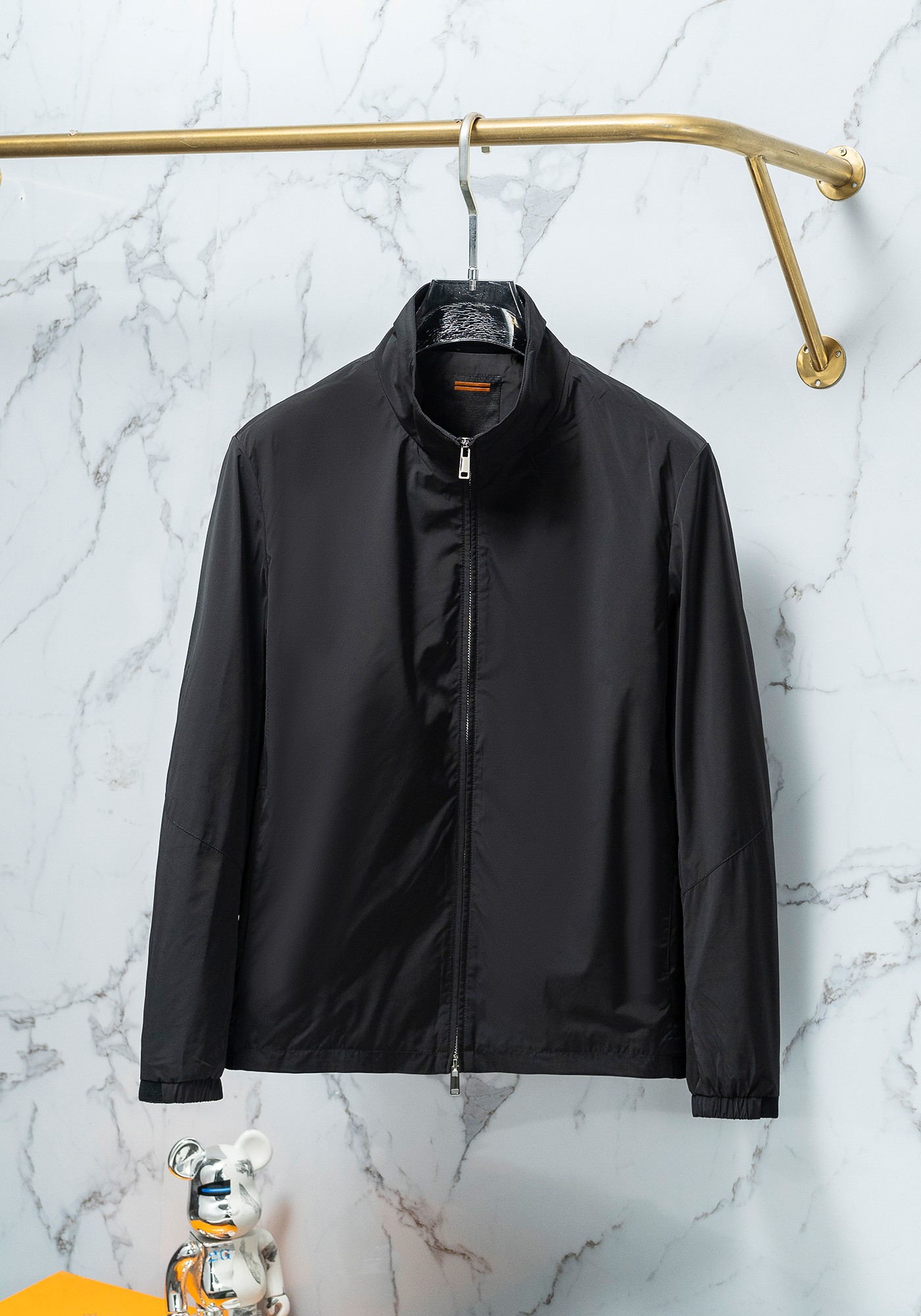 NO:116119,1 Zeg*an 2025 spring new product, lapel waterproof jacket, released on the official website at the same time!  Original OEM, this jacket has super soft polyester fiber windproof, both functional and fashionable. It is fashionable and beautiful, with better windproof effect, and more comfortable and comfortable movement. After a lot of choices, the fabric with polyester fiber is smooth and delicate and waterproof, presents a fine texture and shimmer feeling, which is very soft and smooth and drooping. The fabric is firm and solid, with strong wrinkle resistance. The selected new fabric is environmentally friendly and sustainable. All are made of high-density fabrics, with delicate and soft feel, and the upper body is wide and stylish, with invincible texture, excellent skin-friendly, and the texture is high-end and gorgeous!  It is stylish and fashionable, with a wide style, and can be easily controlled by people of different figures. It is not picky about people wearing it. It is simply the dream clothes of every man!  The neat and capable tailoring and soft fabrics are combined with hardness and softness to create a natural sense of high-end, and still retain the sexy style under the ease!  The simple and capable design is elegant and elegant, and the neat tailoring techniques make the shape behind the upper body fit and the outline is upright and tough. Our pockets are designed and thought-provoked. The angle of the quilting line and the curve of the line are all professionally designed, and every stroke and every painting has its meaning. The designer and craftsman's ingenious colors match the charming colors, and enjoy comfort in the fashionable, elegant and handsome manner!  People with high elegance and classic tastes in the upper body!  The fabric is full in color, reliable and resistant to washing. The upper body is warm and easy to lock and keep warm all the time. It is definitely the best choice for people with taste. [Size] M-XXXL Color Black Beige, zegna, jackets & coats, jackets & coats, alexander wang198609091 Zeg*an 杰尼亚 2025春季新品,翻领防水夹克外套,同步官网发售！原厂代工出品,该款夹克外层超柔聚酯纤维防风,功能与时尚型兼具.时尚美观,防风效果更好,活动更加舒适自如. 千挑万选之后的优质选材,聚酯纤维成分的织物布面光洁细腻而且防水,呈现出细密的肌理和微光感,非常柔软适顺滑有垂感,面料牢固结实,抗皱性强,挑选的新型面料环保可持续性使用.均为高密度织物制造而成,手感细腻柔软,穿着上身挺阔有型,质感无敌,亲肤性绝佳,肌理纹路透着高级和华丽感！有型又时尚,版型宽阔款式,对于不同身形的人来说都是可以轻松驾驭的,不挑人穿,简直就是每位男士的梦中情衣！ 利落干练的剪裁搭配柔软细腻的面料,刚柔并济迸发出自然的高级感,在潇洒之下依然保留性感风格！简单干练的设计,富有气质又不失儒雅,加上利落的剪裁手法,使得上身后的版型合体服帖,轮廓挺拔硬朗.而我们的口袋是经过设计的经得住推敲的艺术品,绗线的角度,走线的弧度都是经过专业的设计,每一笔每一画都有他的意义. 设计师与工艺师巧夺天工的颜色默契搭配,在时尚潇洒帅气之下又尽享舒适！穿着上身,即刻拥有高雅和经典品位的人士！面料色泽饱满,牢靠耐水洗.上身即锁温轻松洒脱时刻保暖.绝对是品位人士的不二之选.【尺码】M-XXXL 颜色 黑色 米色,,zegna,jackets & coats,jackets & coats,alexander wang,Men's clothing