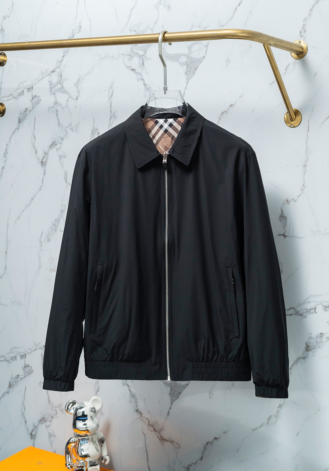 NO:116122,Burberry double-sided jackets are divided into solid color and plaid surfaces. The two styles are randomly switched. There is no need to say much about the style. Low-key and luxurious. Both sides take away the classic CD elements, loose style, casual and comfortable upper body, simple solid color, only chest hardware decoration, hardware can be detached, all inside and outside hardware are engraved with double-sided lettering, the original version is consistently customized and dyed. The same color of the body has no color difference, the labor cost is expensive, the classic original plaid process, and the process cost is extremely high. Size M-3XL, burberry, jackets & coats, alexander wang19860909巴宝莉双面穿夹克, 分为纯色面和格纹面,两种风格随意切换,款式不需多说,低调奢华,双面都带走cd经典元素,宽松版型,上身休闲舒适,纯色简单款,仅胸口五金装饰,五金可拆卸,里外五金全部双面刻字,原版一致去定制定染.衣身同色无色差,工费昂贵,经典原版格纹工艺,工艺成本极高. 尺码M-3XL,,burberry,jackets & coats,alexander wang,Men's clothing