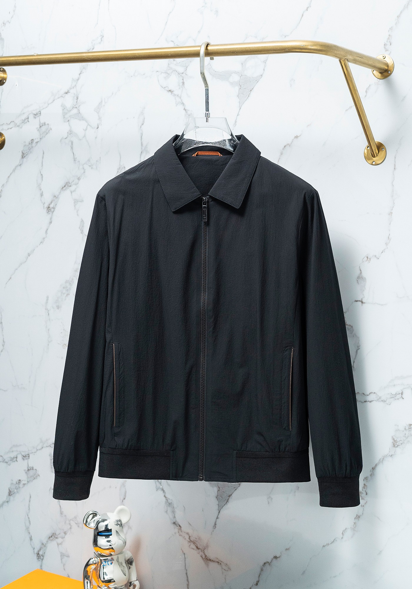 NO:116161,1 Zeg*an 2025 spring new product, lapel waterproof jacket, released on the official website at the same time!  Original OEM, this jacket has super soft polyester fiber windproof, both functional and fashionable. It is fashionable and beautiful, with better windproof effect, and more comfortable and comfortable movement. After a lot of choices, the fabric with polyester fiber is smooth and delicate and waterproof, presents a fine texture and shimmer feeling, which is very soft and smooth and drooping. The fabric is firm and solid, with strong wrinkle resistance. The selected new fabric is environmentally friendly and sustainable. All are made of high-density fabrics, with delicate and soft feel, and the upper body is wide and stylish, with invincible texture, excellent skin-friendly, and the texture is high-end and gorgeous!  It is stylish and fashionable, with a wide style, and can be easily controlled by people of different figures. It is not picky about people wearing it. It is simply the dream clothes of every man!  The neat and capable tailoring and soft fabrics are combined with hardness and softness to create a natural sense of high-end, and still retain the sexy style under the ease!  The simple and capable design is elegant and elegant, and the neat tailoring techniques make the shape behind the upper body fit and the outline is upright and tough. Our pockets are designed and thought-provoked. The angle of the quilting line and the curve of the line are all professionally designed, and every stroke and every painting has its meaning. The designer and craftsman's ingenious colors match the charming colors, and enjoy comfort in the fashionable, elegant and handsome manner!  People with high elegance and classic tastes in the upper body!  The fabric is full in color, reliable and resistant to washing. The upper body is warm and easy to lock and keep warm all the time. It is definitely the best choice for people with taste. [Size] M-XXXL Color Black Beige, zegna, jackets & coats, jackets & coats, alexander wang198609091 Zeg*an 杰尼亚 2025春季新品,翻领防水夹克外套,同步官网发售！原厂代工出品,该款夹克外层超柔聚酯纤维防风,功能与时尚型兼具.时尚美观,防风效果更好,活动更加舒适自如. 千挑万选之后的优质选材,聚酯纤维成分的织物布面光洁细腻而且防水,呈现出细密的肌理和微光感,非常柔软适顺滑有垂感,面料牢固结实,抗皱性强,挑选的新型面料环保可持续性使用.均为高密度织物制造而成,手感细腻柔软,穿着上身挺阔有型,质感无敌,亲肤性绝佳,肌理纹路透着高级和华丽感！有型又时尚,版型宽阔款式,对于不同身形的人来说都是可以轻松驾驭的,不挑人穿,简直就是每位男士的梦中情衣！ 利落干练的剪裁搭配柔软细腻的面料,刚柔并济迸发出自然的高级感,在潇洒之下依然保留性感风格！简单干练的设计,富有气质又不失儒雅,加上利落的剪裁手法,使得上身后的版型合体服帖,轮廓挺拔硬朗.而我们的口袋是经过设计的经得住推敲的艺术品,绗线的角度,走线的弧度都是经过专业的设计,每一笔每一画都有他的意义. 设计师与工艺师巧夺天工的颜色默契搭配,在时尚潇洒帅气之下又尽享舒适！穿着上身,即刻拥有高雅和经典品位的人士！面料色泽饱满,牢靠耐水洗.上身即锁温轻松洒脱时刻保暖.绝对是品位人士的不二之选.【尺码】M-XXXL 颜色 黑色 米色,,zegna,jackets & coats,jackets & coats,alexander wang,Men's clothing