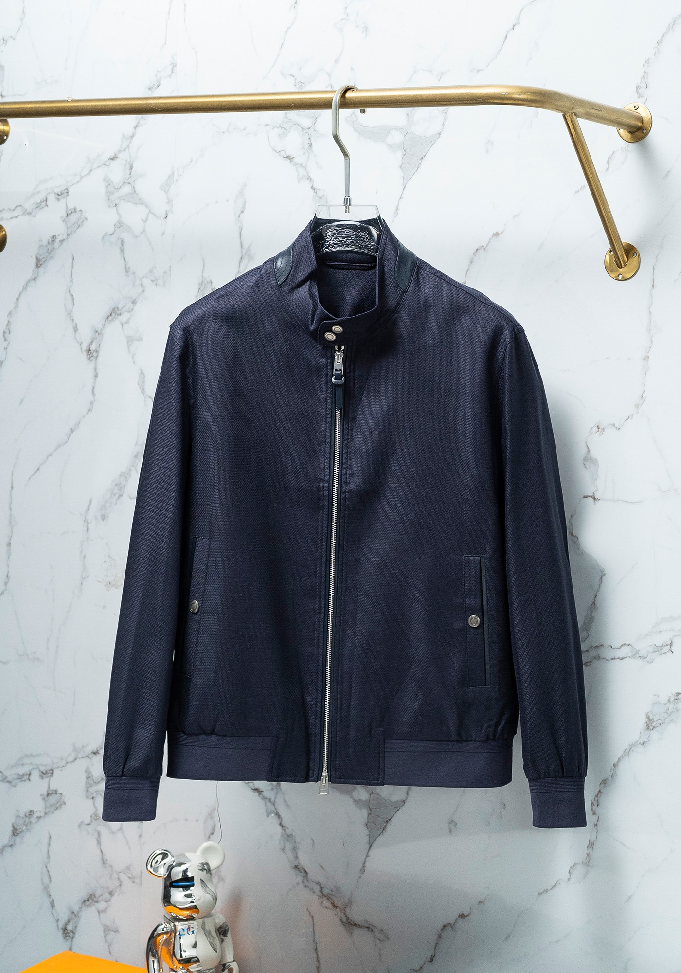 NO:116159,1 LP spring new product, lapel waterproof jacket, released on the official website at the same time!  Original OEM, this jacket has super soft polyester fiber windproof, both functional and fashionable. It is fashionable and beautiful, with better windproof effect, and more comfortable and comfortable movement. After a lot of choices, the fabric with polyester fiber is smooth and delicate and waterproof, presents a fine texture and shimmer feeling, which is very soft and smooth and drooping. The fabric is firm and solid, with strong wrinkle resistance. The selected new fabric is environmentally friendly and sustainable. All are made of high-density fabrics, with delicate and soft feel, and the upper body is wide and stylish, with invincible texture, excellent skin-friendly, and the texture is high-end and gorgeous!  It is stylish and fashionable, with a wide style, and can be easily controlled by people of different figures. It is not picky about people wearing it. It is simply the dream clothes of every man!  The neat and capable tailoring and soft fabrics are combined with hardness and softness to create a natural sense of high-end, and still retain the sexy style under the ease!  The simple and capable design is elegant and elegant, and the neat tailoring techniques make the shape behind the upper body fit and the outline is upright and tough. Our pockets are designed and thought-provoked. The angle of the quilting line and the curve of the line are all professionally designed, and every stroke and every painting has its meaning. The designer and craftsman's ingenious colors match the charming colors, and enjoy comfort in the fashionable, elegant and handsome manner!  People with high elegance and classic tastes in the upper body!  The fabric is full in color, reliable and resistant to washing. The upper body is warm and easy to lock and keep warm all the time. It is definitely the best choice for people with taste. [Size] M-XXXL Color Black Beige, Loro Piana, Jackets & Coats, Jackets & Coats, Alexander wang198609091 LP 春季新品,翻领防水夹克外套,同步官网发售！原厂代工出品,该款夹克外层超柔聚酯纤维防风,功能与时尚型兼具.时尚美观,防风效果更好,活动更加舒适自如. 千挑万选之后的优质选材,聚酯纤维成分的织物布面光洁细腻而且防水,呈现出细密的肌理和微光感,非常柔软适顺滑有垂感,面料牢固结实,抗皱性强,挑选的新型面料环保可持续性使用.均为高密度织物制造而成,手感细腻柔软,穿着上身挺阔有型,质感无敌,亲肤性绝佳,肌理纹路透着高级和华丽感！有型又时尚,版型宽阔款式,对于不同身形的人来说都是可以轻松驾驭的,不挑人穿,简直就是每位男士的梦中情衣！ 利落干练的剪裁搭配柔软细腻的面料,刚柔并济迸发出自然的高级感,在潇洒之下依然保留性感风格！简单干练的设计,富有气质又不失儒雅,加上利落的剪裁手法,使得上身后的版型合体服帖,轮廓挺拔硬朗.而我们的口袋是经过设计的经得住推敲的艺术品,绗线的角度,走线的弧度都是经过专业的设计,每一笔每一画都有他的意义. 设计师与工艺师巧夺天工的颜色默契搭配,在时尚潇洒帅气之下又尽享舒适！穿着上身,即刻拥有高雅和经典品位的人士！面料色泽饱满,牢靠耐水洗.上身即锁温轻松洒脱时刻保暖.绝对是品位人士的不二之选.【尺码】M-XXXL 颜色 黑色 米色,,loro piana,jackets & coats,jackets & coats,alexander wang,Men's clothing