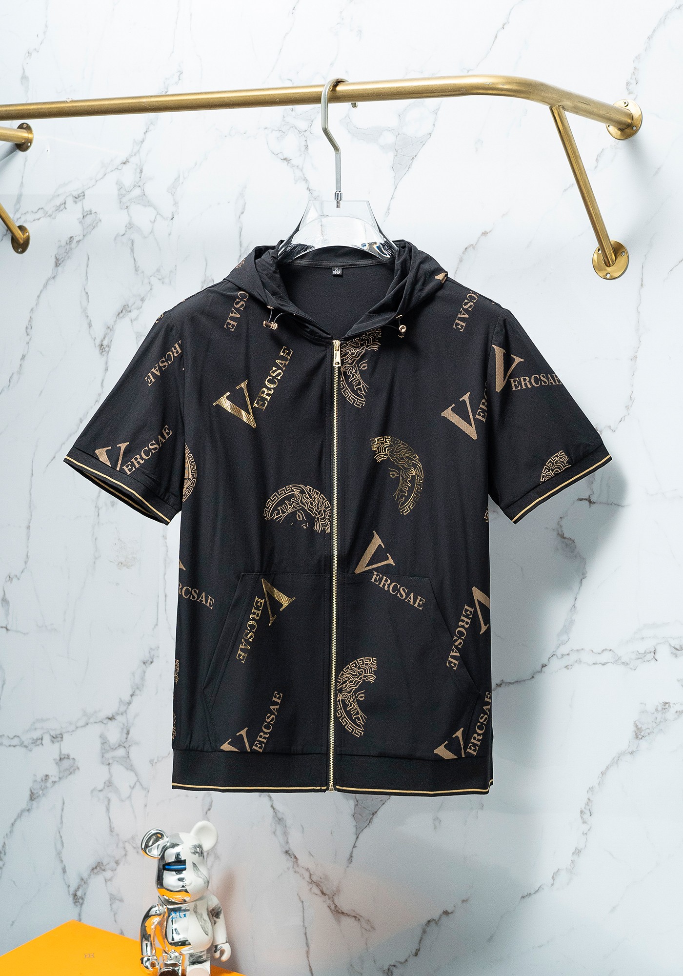 NO:116149,High-quality Versace 1960ss spring and summer counter fashionable hooded cardigan T-shirt, casual and fashionable outside, essential for inner wear, comfortable and beautiful, visible on the upper body, customized imported high-end fabric, delicate and silky feel, close-fitting and comfortable without thorning, fashionable and stylish counter logo design is very unique, original quality and craftsmanship, perfect three-dimensional slim tailoring, lock edge sewing plates are very rigorous and exquisite, absolutely first-line OEM requirements!  Don't miss it, male gods!  Complete three standards!  Size M-3XL (model 176/catties upper body L size), versace,tees,t-shirt,hats,alexander wang19860909高品质 范思哲 1960ss春夏专柜时尚大爆款连帽开衫T恤,休闲时尚外穿 内搭必备款,舒适好看上身可见 定制进口高端面料,手感细腻丝滑,贴身舒适不扎肉,穿着时尚有型专柜标志设计非常独特,原版品质与工艺 完美立体修身剪裁 锁边缝盘都非常严谨考究 绝对一线代工要求！男神们别错过！ 三标齐全！尺码 M-3XL（模特176/斤上身L码）,,versace,tees，t-shirt,hats,alexander wang,Men's clothing