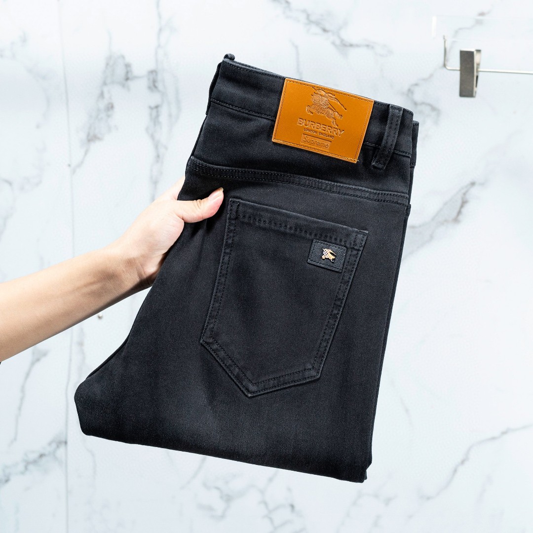 NO:116163,Burberry men's jeans original original cloth original wash water!  Imported original wash elastic fabrics, complex handicrafts superimposed, any wash process will become a completely different color effect after a few more seconds, so it is more precious, especially long-lasting and odor-resistant... Use the best tannin elastic texture, genuine leather leather cards, high-quality metal accessories... to create a unique and original jeans style!  Original hardware accessories, super positive style, comfortable and breathable, extremely high grade, counter quality, and handsome upper body. Number of codes 29-38, burberry, jeans, alexander wang19860909巴宝莉 男士牛仔裤原厂原布原洗水！进口原版水洗弹力面料,复杂的手工艺叠加,任何一个洗水环节多停留几秒都会变成完全不一样的颜色效果,所以越加珍贵,特别持久、耐味…… 选用上乘的丹宁弹力质感,真皮皮牌、高定的金属辅料……打造出独特及原创的牛仔裤款型！原版五金辅料,版型超正,舒适透气,档次极高,专柜品质,上身帅气十足. 码数29-38,,burberry,jeans,alexander wang,Men's clothing