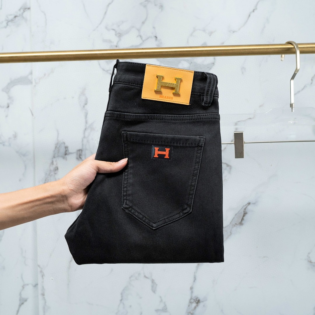 NO:116168,Hermes men's jeans original original cloth original wash water!  Imported original washing elastic fabrics, complex handicrafts superimposed, any washing step will become a completely different color effect after a few more seconds, so it is more precious, especially long-lasting and odor-resistant... Use the best tannin elastic texture, genuine leather leather cards, high-quality metal accessories... to create a unique and original jeans style!  Original hardware and accessories, super positive style, comfortable and breathable, extremely high grade, counter quality, and handsome upper body. Number of numbers 29-38, hermes, jeans, alexander wang19860909爱马仕 男士牛仔裤原厂原布原洗水！进口原版水洗弹力面料,复杂的手工艺叠加,任何一个洗水环节多停留几秒都会变成完全不一样的颜色效果,所以越加珍贵,特别持久、耐味…… 选用上乘的丹宁弹力质感,真皮皮牌、高定的金属辅料……打造出独特及原创的牛仔裤款型！原版五金辅料,版型超正,舒适透气,档次极高,专柜品质,上身帅气十足. 码数29-38,,hermes,jeans,alexander wang,Men's clothing
