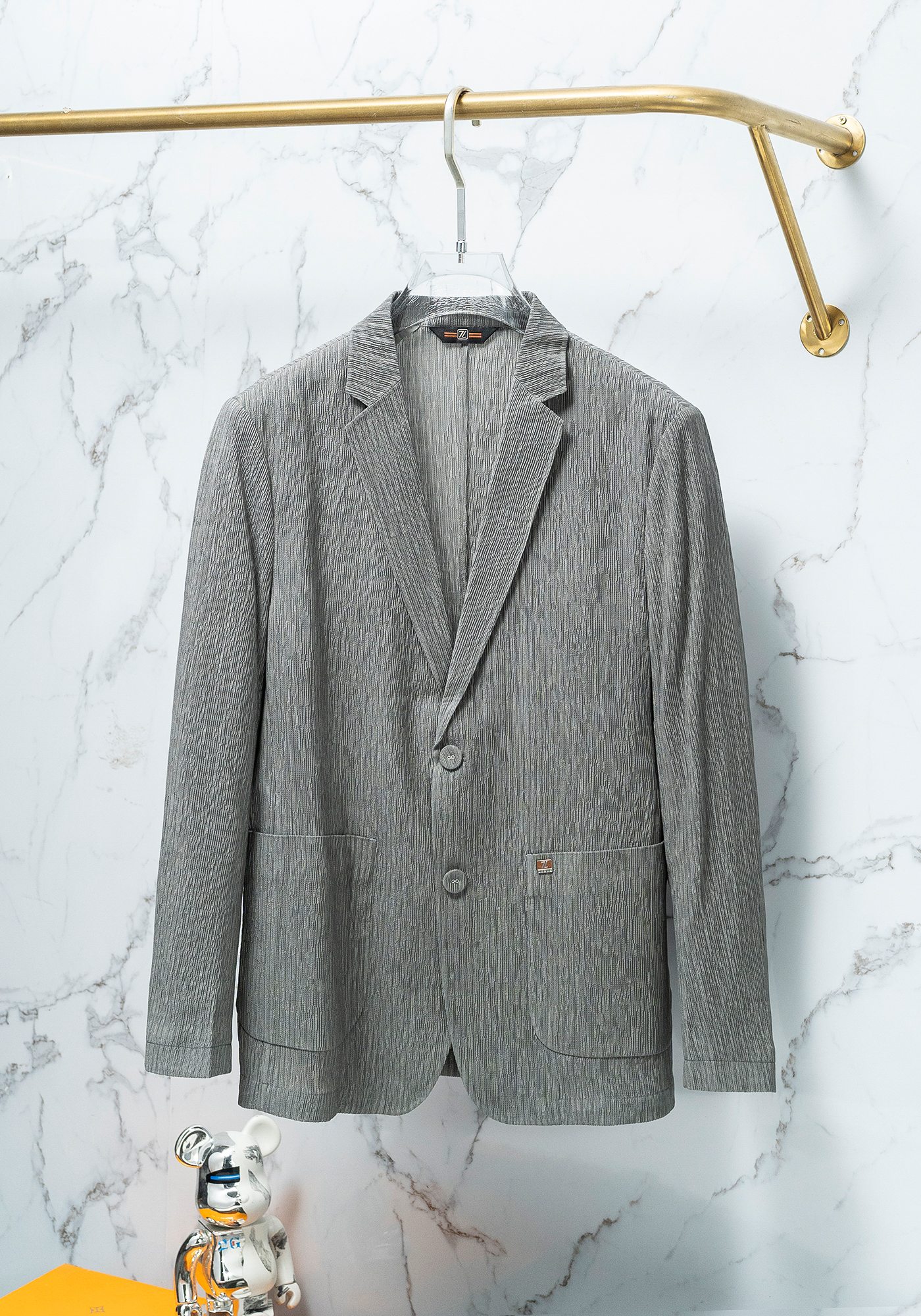 NO:116183,ZS Jenia, a classic two-pin button business casual slim temperament suit for men. A male god-level suit created in autumn and winter. It is a personal demonstration by many celebrity male gods. It has the ultimate perfect appearance and a luxurious product that cannot be missed! Made of composite fabric, the upper body is light and comfortable, and it can also maintain a certain degree of warmth in winter. The luxury of the materials instantly crushes all the currency versions on the market! High-end luxury wool singles, a must-have wardrobe style for stylish men. It is made of imported wool cashmere fabric. The fabric has a delicate texture and a moderate thickness, perfectly presenting the classy feeling of a suit, and the chest is straight and silhouetted! Inside display: High counts are not easy to deform, the feel is smooth and delicate, effectively reducing static electricity in autumn and winter, the consistent sense of high-end and smooth texture also makes the overall look unusually high-end! The edging process with flat inner lines is evenly visible, and it is extremely exquisite, which is enough to show the brand's profound skills in handling details! The workmanship is also unscrupulous. The craftsmanship inherits the rigor and exquisiteness of the Swiss. The hand-made keyholes are clearly perfect. The edge-blocking lines are all hand-sewn by the workshop's top tailor. The arch is neat and fine, impeccable, and very ingenious. The hand-sleeved golden color contrast logo embroidery has a strong sense of brand, every inch is grasped in place, the shoulders and waistline are handled perfectly, the upper body is full, the brand customized horn buttons perfectly demonstrate the brand's characteristics! The tailoring and slim fit is in line with the best ergonomic design, with clean and neat lines, and a classic two-pin button design that can balance the body's hard feeling just right, and the upper body looks more upright and agile. Suits are a man's rigid needs in any season, and the singles are extremely wearable! Size M-3XL the next day, zegna, business suit, alexander wang19860909ZS杰尼亚 男士经典两粒扣商务休闲修身气质型西服 秋冬重磅打造的男神级别西服,众多明星男神亲身示范,品相极致完美,不容错过的奢华臻品！ 复合面料材质制成,上身轻透又舒适,同时也能在冬季里起到一定的保暖性,用料之奢华瞬间碾压市面所有通货版本！ 高级奢华含羊毛单西,型男永远的必备衣橱款,客供进口羊毛羊绒材质面料制造而成,面料质感细腻精细,厚度适中,完美呈现出西装的档次感,胸挺立廓效果显著！ 内里展示 高支数不易变形,手感爽滑细腻,有效降低秋冬静电,表里如一的高级感,视觉上的平滑质感也让整体的显得异常的上档次！内里走线平整的包边工艺更是看不到一丝线头,做到了极致的考究,足以看出品牌对细节处理的深厚技巧！ 做工方面同样也是无法挑剔的,工艺水准传承了瑞士人的严谨与精致,显著完美的手工锁眼,包边走线均由工坊顶级裁缝大师纯手工缝制,拱针对条工整精细,无可挑剔,非常匠心,手袖金典撞色logo 刺绣 品牌感极强,每一寸都拿捏到位,肩部与腰线处理相当完美,上身型款十足,品牌订制牛角纽扣,完美彰显了品牌特质！ 剪裁修身合体,符合人体最佳工学设计,线条感干净利落,经典两粒扣设计,能够恰到好处的平衡身体坚硬的感觉,上身更显挺拔矫健,西服在任何季节都属于男人的刚性需求,而单西的可穿搭性极强！ 尺码M-3XL 隔天,,zegna,business suit,alexander wang,Men's clothing