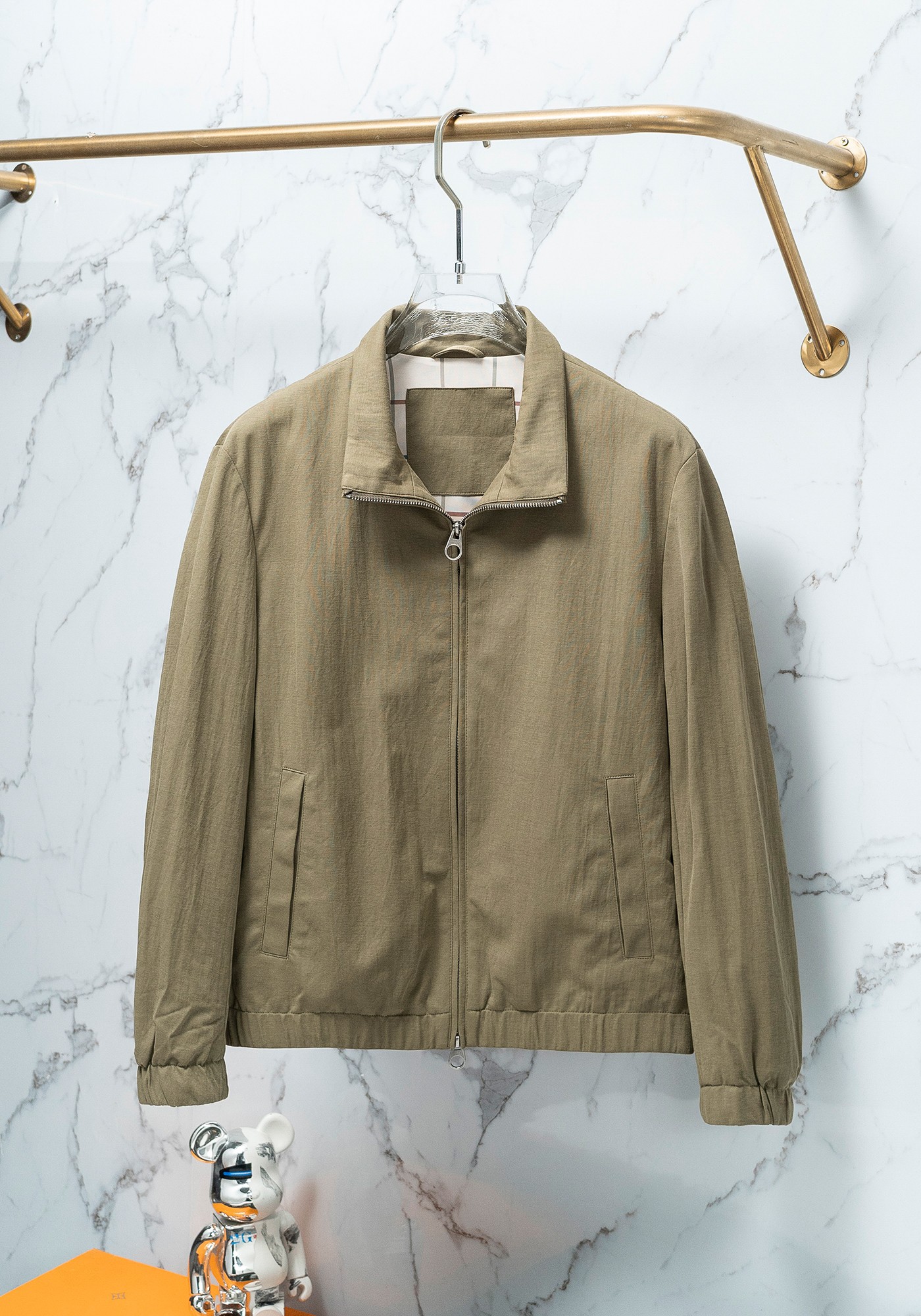 NO:116187,LP Spring and summer new hot counter new casual and fashionable jackets, super avant-garde design style, delicate and comfortable, very light and not easy to wrinkle. Multiple craftsmanship The overall design is quite visual, the upper body is casual and stylish, with a certain degree of clarity, absolutely recommended at the most cutting-edge temperament of fashion, a must-have for urban casualness. Number of codes M~3XL (48-56), loro piano, jackets & coats, alexander wang19860909LP 春夏新款爆款专柜新款休闲时尚夹克 超前卫设计风格 细腻舒适 穿着非常轻便不易起皱.多重重工艺 整体的设计颇具视觉感,上身休闲有型,有一定的挺括度,绝对走在时尚最尖端的气质感推荐,都市休闲必备. 码数M~3XL（48-56）,,loro piana,jackets & coats,alexander wang,Men's clothing