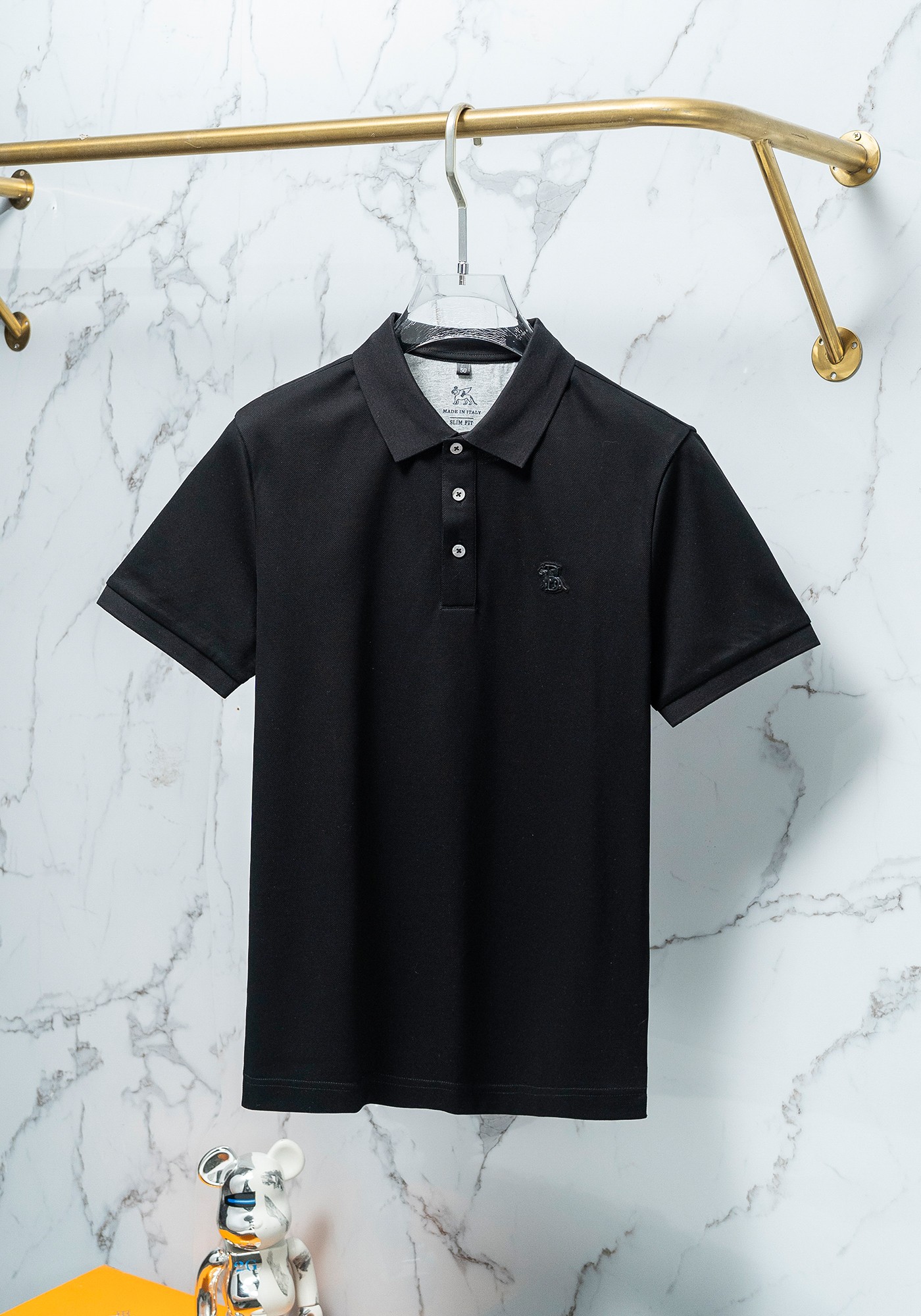 NO:116190,BC 2025 spring and summer new models are coming~~ Recommended by old money and upstarts!  Today I recommend his versatile classic POLO shirt!  Classic styles every year. A style that can be matched well for business commuting. Chest logo embroidery, classic three-pin buckle, details of the turtle back, inner logo, a combination of style. There is no excessive decorative embellishment. The fabric is exquisite and easy to match as the overall design. The fabric is made of customer-supplied woven. Mercerized bead floor fabric, skin-friendly and breathable. At the same time, the fabric is very backbone, the upper body is crisp and stylish, and the hardware and auxiliary materials are all in full. Color Black Gray. Number M-3XL. Try on 172-Wear L. Slim feel, alexander wang19860909BC 2025春夏新款来袭～～老钱新贵推荐！今天推荐他家百搭经典POLO衫 ！年年经典款式 商务通勤都能很好搭配的一款 .胸口标志刺绣 经典三粒扣 龟背的细节 内里标志 合体的版型.没有过多的装饰点缀 以版型面料考究易于搭配 作为整体设计 面料采用客供定织 丝光珠地面料,亲肤透气同时,面料很有骨干,上身挺括有型,五金辅料全品相 颜色 黑色 灰色 码数M-3XL 试穿172-穿L修身感,,alexander wang,Men's clothing