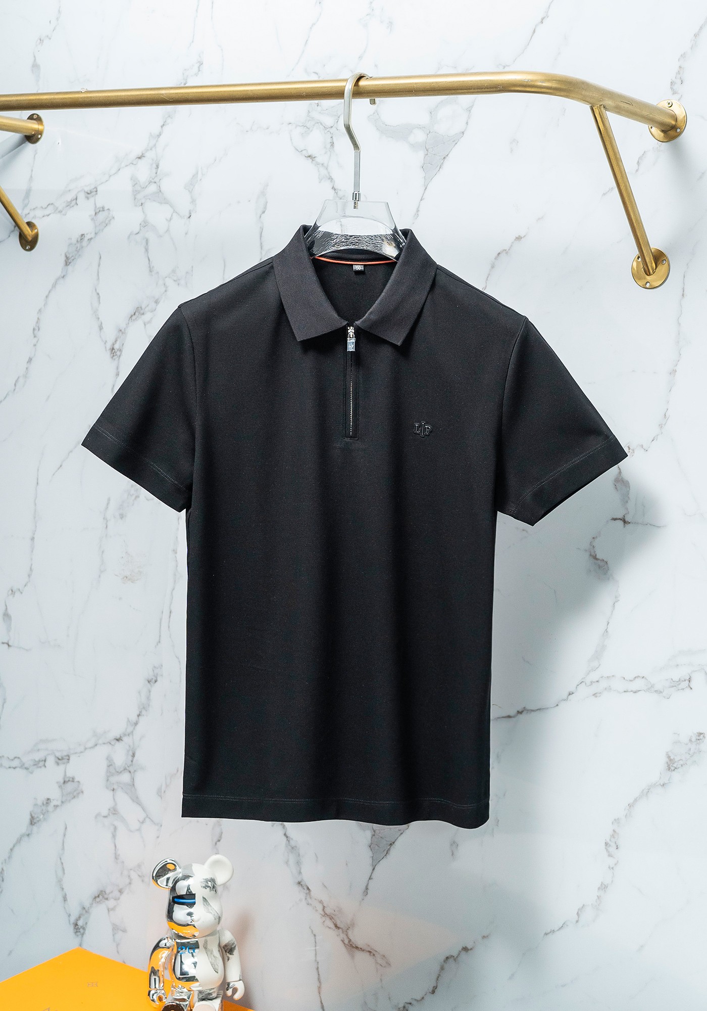 NO:116167,The new LP spring and summer models are coming~~ Recommended by old money and upstarts!  Today I recommend his versatile classic POLO shirt!  Classic styles every year. A style that can be matched well for business commuting. Chest logo embroidery, classic three-pin buckle, details of the turtle back, inner logo, a combination of style. There is no excessive decoration and embellishment. The fabric is exquisite and easy to match as the overall design. The fabric is made of customer-supplied woven. Mercerized bead floor fabric, skin-friendly and breathable. At the same time, the fabric is very backbone, the upper body is crisp and stylish, and the hardware and auxiliary materials are all in full. Color Black and white. Number M-3XL. Try on 172-wearing L slim feel, loro piano, alexander wang19860909LP 春夏新款来袭～～老钱新贵推荐！今天推荐他家百搭经典POLO衫 ！年年经典款式 商务通勤都能很好搭配的一款 .胸口标志刺绣 经典三粒扣 龟背的细节 内里标志 合体的版型.没有过多的装饰点缀 以版型面料考究易于搭配 作为整体设计 面料采用客供定织 丝光珠地面料,亲肤透气同时,面料很有骨干,上身挺括有型,五金辅料全品相 颜色 黑色 白色 码数M-3XL 试穿172-穿L修身感,,loro piana,alexander wang,Men's clothing