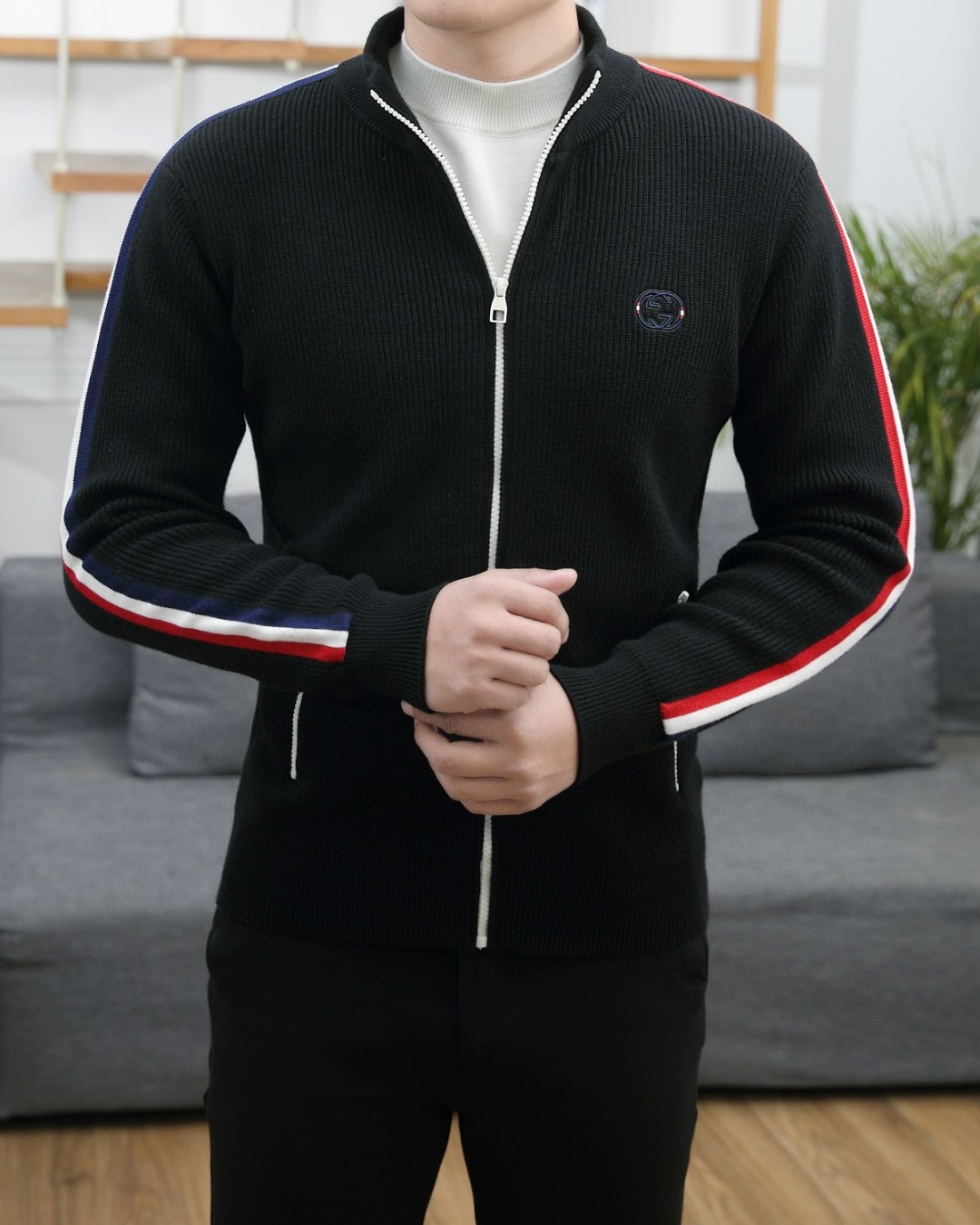 NO:116174,100% wool Gucci Gucci autumn and winter new knitted wool zipper cardigan, the latest model is exclusively available on the entire network!  !  ~ It is classic and fashionable and versatile, who doesn’t like it? It will show the classic again. It is very pleasing to the eye and comes with a low luxury halo and recognition!  Pr*da's traditional brand concept and modern advanced technology are perfectly combined. Coupled with the extremely modern and modern minimalist design, P's exclusive three-dimensional letter logo hardware design!  Customized 100% imported wool fabric!  The texture of this model is quite touching, the specifications and grades are known with tentacles. The degree of delicateness and breathability are top-notch!  Size M-3XL, gucci, gucci, alexander wang19860909百分百羊毛 古驰 Gucci秋冬新款针织羊毛拉链开衫,最新款全网独家首上！！~既经典有时尚百搭,谁不爱啊,将经典再次展现,非常的耐看,自带低奢光环与辨识度！Pr*da传统的品牌理念和现代化的先进技术进行了完美结合.加上极其现代摩登风范的简约设计,p家专属立体字母logo五金设计！定制百分百进口羊毛面料！此款的质感相当感人 触手便知规格档次 细腻程度与透气效果堪称顶级！尺码M-3XL,,gucci,gucci,alexander wang,Men's clothing