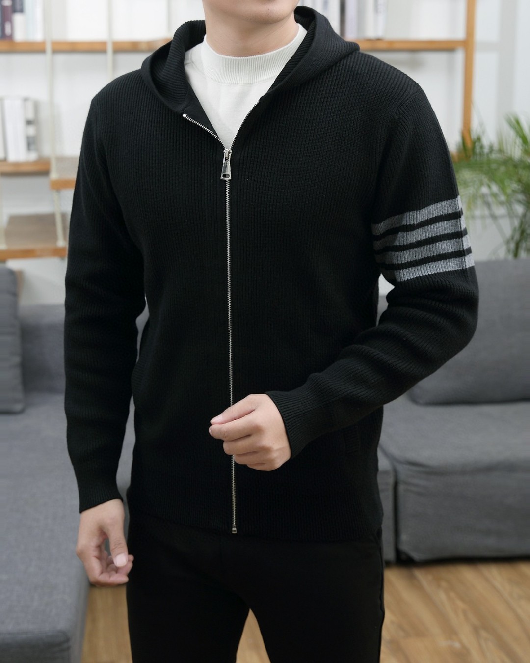 NO:116177,100% wool TB autumn and winter new knitted wool zipper cardigan, the latest model is exclusively available on the entire network!  !  ~ It is classic and fashionable and versatile, who doesn’t like it? It will show the classic again. It is very pleasing to the eye and comes with a low luxury halo and recognition!  Pr*da's traditional brand concept and modern advanced technology are perfectly combined. Coupled with the extremely modern and modern minimalist design, P's exclusive three-dimensional letter logo hardware design!  Customized 100% imported wool fabric!  The texture of this model is quite touching, the specifications and grades are known with tentacles. The degree of delicateness and breathability are top-notch!  Size M-3XL, alexander wang19860909百分百羊毛 TB 秋冬新款针织羊毛拉链开衫,最新款全网独家首上！！~既经典有时尚百搭,谁不爱啊,将经典再次展现,非常的耐看,自带低奢光环与辨识度！Pr*da传统的品牌理念和现代化的先进技术进行了完美结合.加上极其现代摩登风范的简约设计,p家专属立体字母logo五金设计！定制百分百进口羊毛面料！此款的质感相当感人 触手便知规格档次 细腻程度与透气效果堪称顶级！尺码M-3XL,,alexander wang,Men's clothing