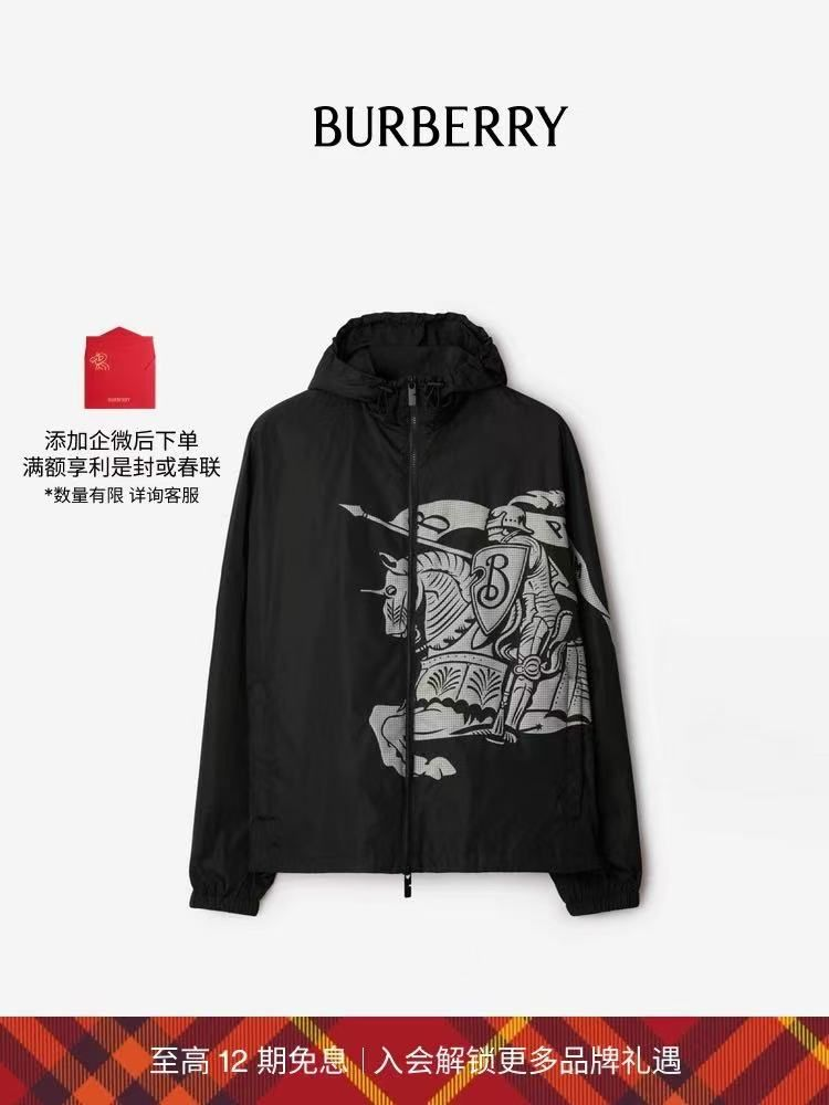 NO:116173,High-version BURBERRY 25 Spring and Summer New Equestrian Knight Logo Nylon, Equestrian Knight Logo Positioning Print, Positioning Laser Cut, Loose Style, B-shaped Zipper Head, Bidirectional Zipper Opening and Closed, Drawstring Hood and Hem, Side Zipper Pocket, Elastic Cuff Design, Outer and Inner are made of nylon fabric, all-quality; Black M L XL XXL XXXL (Five Sizes), Burberry, Hats, Alexander Wang19860909高版本 BURBERRY 25春夏新品马术骑士徽标尼龙,正面饰有马术骑士徽标定位印花、定位激光剪裁、呈现宽松版型,设有B字型拉链头、双向拉链开合、抽绳式连帽与衣摆、侧边拉链口袋、弹性袖口设计,外层和内里选用尼龙面料打造,全品相；黑色 M L XL XXL XXXL（五个码）,,burberry,hats,alexander wang,Men's clothing