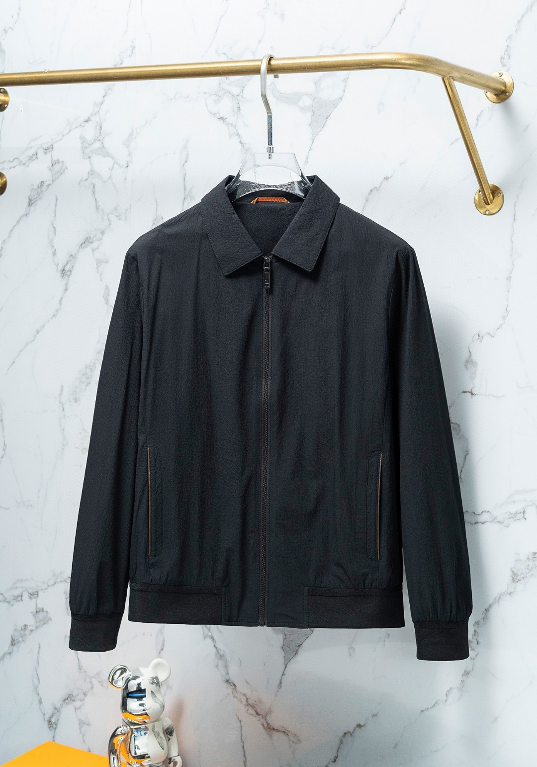 NO:117642,1 Zeg*an 2025 spring new product, lapel waterproof jacket, released on the official website at the same time!  Original OEM, this jacket has super soft polyester fiber windproof, both functional and fashionable. It is fashionable and beautiful, with better windproof effect, and more comfortable and comfortable movement. After a lot of choices, the fabric with polyester fiber is smooth and delicate and waterproof, presents a fine texture and shimmer feeling, which is very soft and smooth and drooping. The fabric is firm and solid, with strong wrinkle resistance. The selected new fabric is environmentally friendly and sustainable. All are made of high-density fabrics, with delicate and soft feel, and the upper body is wide and stylish, with invincible texture, excellent skin-friendly, and the texture is high-end and gorgeous!  It is stylish and fashionable, with a wide style, and can be easily controlled by people of different figures. It is not picky about people wearing it. It is simply the dream clothes of every man!  The neat and capable tailoring and soft fabrics are combined with hardness and softness to create a natural sense of high-end, and still retain the sexy style under the ease!  The simple and capable design is elegant and elegant, and the neat tailoring techniques make the shape behind the upper body fit and the outline is upright and tough. Our pockets are designed and thought-provoked. The angle of the quilting line and the curve of the line are all professionally designed, and every stroke and every painting has its meaning. The designer and craftsman's ingenious colors match the charming colors, and enjoy comfort in the fashionable, elegant and handsome manner!  People with high elegance and classic tastes in the upper body!  The fabric is full in color, reliable and resistant to washing. The upper body is warm and easy to lock and keep warm all the time. It is definitely the best choice for people with taste. [Size] M-XXXL Color Black Beige, zegna, jackets & coats, jackets & coats, alexander wang198609091 Zeg*an 杰尼亚 2025春季新品,翻领防水夹克外套,同步官网发售！原厂代工出品,该款夹克外层超柔聚酯纤维防风,功能与时尚型兼具.时尚美观,防风效果更好,活动更加舒适自如. 千挑万选之后的优质选材,聚酯纤维成分的织物布面光洁细腻而且防水,呈现出细密的肌理和微光感,非常柔软适顺滑有垂感,面料牢固结实,抗皱性强,挑选的新型面料环保可持续性使用.均为高密度织物制造而成,手感细腻柔软,穿着上身挺阔有型,质感无敌,亲肤性绝佳,肌理纹路透着高级和华丽感！有型又时尚,版型宽阔款式,对于不同身形的人来说都是可以轻松驾驭的,不挑人穿,简直就是每位男士的梦中情衣！ 利落干练的剪裁搭配柔软细腻的面料,刚柔并济迸发出自然的高级感,在潇洒之下依然保留性感风格！简单干练的设计,富有气质又不失儒雅,加上利落的剪裁手法,使得上身后的版型合体服帖,轮廓挺拔硬朗.而我们的口袋是经过设计的经得住推敲的艺术品,绗线的角度,走线的弧度都是经过专业的设计,每一笔每一画都有他的意义. 设计师与工艺师巧夺天工的颜色默契搭配,在时尚潇洒帅气之下又尽享舒适！穿着上身,即刻拥有高雅和经典品位的人士！面料色泽饱满,牢靠耐水洗.上身即锁温轻松洒脱时刻保暖.绝对是品位人士的不二之选.【尺码】M-XXXL 颜色 黑色 米色,,zegna,jackets & coats,jackets & coats,alexander wang,Men's clothing