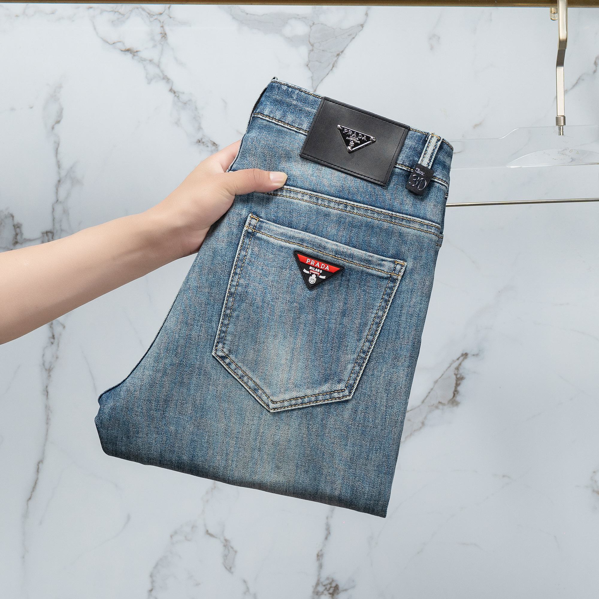 NO:122560,Prada Men's Jeans Original Original Clothing Original Wash Water!  Imported original washing elastic fabrics, complex handicrafts superimposed, any washing step will become a completely different color effect after a few more seconds, so it is more precious, especially long-lasting and odor-resistant... Use the best tannin elastic texture, genuine leather leather cards, high-quality metal accessories... to create a unique and original jeans style!  Original hardware accessories, super positive style, comfortable and breathable, extremely high grade, counter quality, and handsome upper body. Number of codes 29-38, prada, jeans, alexander wang19860909普拉达 男士牛仔裤原厂原布原洗水！进口原版水洗弹力面料,复杂的手工艺叠加,任何一个洗水环节多停留几秒都会变成完全不一样的颜色效果,所以越加珍贵,特别持久、耐味…… 选用上乘的丹宁弹力质感,真皮皮牌、高定的金属辅料……打造出独特及原创的牛仔裤款型！原版五金辅料,版型超正,舒适透气,档次极高,专柜品质,上身帅气十足. 码数29-38,,prada,jeans,alexander wang,Men's clothing