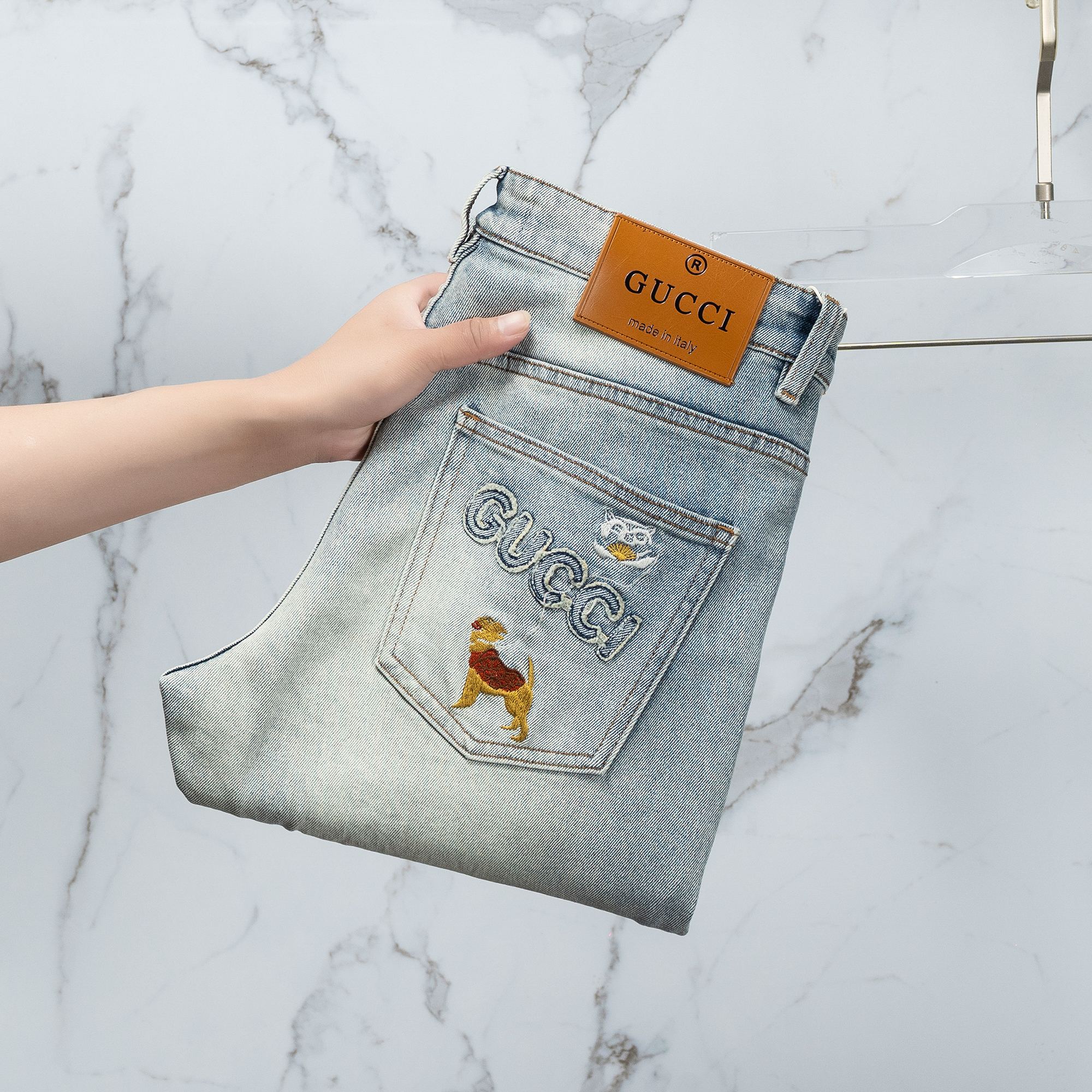 NO:122547,Gucci men's jeans original original cloth original washing water!  Imported original wash elastic fabrics, complex handicrafts superimposed, any wash process will become a completely different color effect after a few more seconds, so it is more precious, especially long-lasting and odor-resistant... Use the best tannin elastic texture, genuine leather leather cards, high-quality metal accessories... to create a unique and original jeans style!  Original hardware accessories, super positive style, comfortable and breathable, extremely high grade, counter quality, and handsome upper body. Number of codes 29-38, gucci, jeans, alexander wang19860909古驰 男士牛仔裤原厂原布原洗水！进口原版水洗弹力面料,复杂的手工艺叠加,任何一个洗水环节多停留几秒都会变成完全不一样的颜色效果,所以越加珍贵,特别持久、耐味…… 选用上乘的丹宁弹力质感,真皮皮牌、高定的金属辅料……打造出独特及原创的牛仔裤款型！原版五金辅料,版型超正,舒适透气,档次极高,专柜品质,上身帅气十足. 码数29-38,,gucci,jeans,alexander wang,Men's clothing