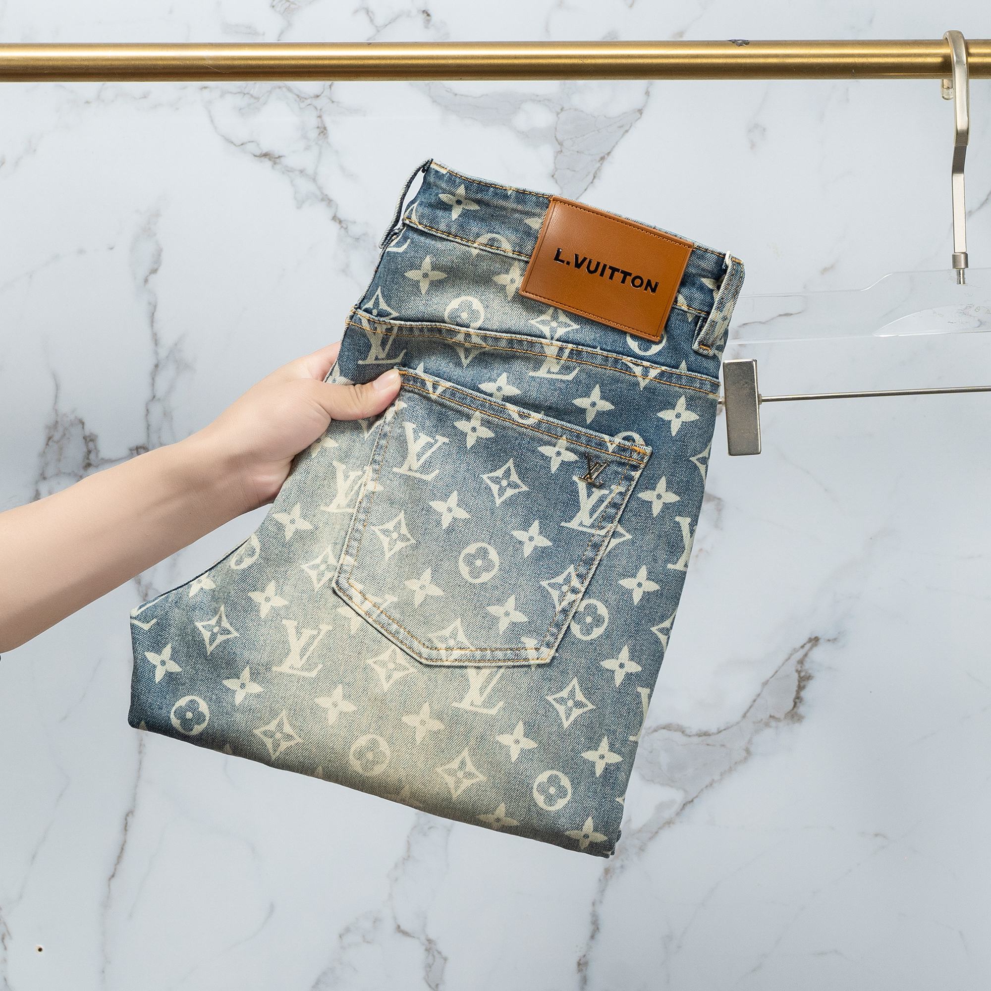 NO:122549,LV men's jeans original original cloth original wash water!  Imported original washing elastic fabrics, complex handicrafts superimposed, any washing step will become a completely different color effect after a few more seconds, so it is more precious, especially long-lasting and odor-resistant... Use the best tannin elastic texture, genuine leather leather cards, high-quality metal accessories... to create a unique and original jeans style!  Original hardware accessories, super positive style, comfortable and breathable, extremely high grade, counter quality, and handsome upper body. Number of codes 29-38,,louis vuitton,jeans,alexander wang19860909LV 男士牛仔裤原厂原布原洗水！进口原版水洗弹力面料,复杂的手工艺叠加,任何一个洗水环节多停留几秒都会变成完全不一样的颜色效果,所以越加珍贵,特别持久、耐味…… 选用上乘的丹宁弹力质感,真皮皮牌、高定的金属辅料……打造出独特及原创的牛仔裤款型！原版五金辅料,版型超正,舒适透气,档次极高,专柜品质,上身帅气十足. 码数29-38,,louis vuitton,jeans,alexander wang,Men's clothing