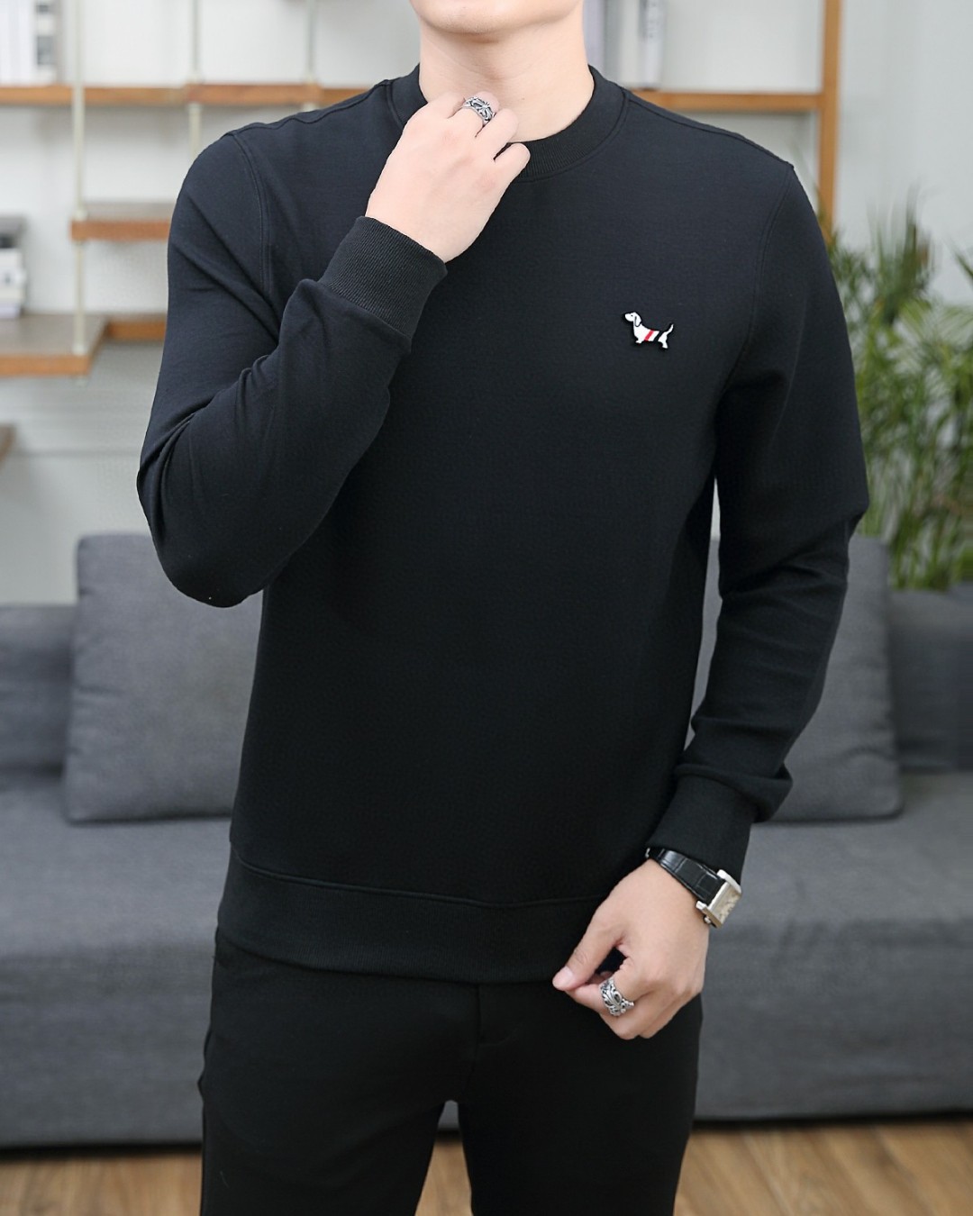 NO:117626,TB 2025 Spring European Counter New Style Top-level Original Single Fashion Casual Long-sleeved T-shirt Autumn and Winter Sweatshirt Customized by Internet celebrity fashion trendy people, selected imported high-density double-sided mercerized cotton fabric, exquisite original logo creation, excellent comfort and breathability, excellent soft, wrinkle-resistant elasticity and drooping. Whether it is single or inner wear, it is very handsome, which conforms to the practical dressing habits of men, pursues luxury, noble and elegant style, and creates extraordinary men's taste. The best choice for urban fashion men. Size M~3XL (can be worn 120~190 catties), hoodie, sweatshirts, tees, t-shirt, alexander wang19860909TB 2025春季欧洲专柜新款 顶级原单时尚休闲长袖T恤秋冬卫衣 秋冬时尚网红潮人定制,精选进口高密度双面丝光棉面料,精致原版logo打造,舒适性与透气性兼优,柔软抗皱弹性和垂性极佳,无论是单穿或是内搭都是帅气十足,吻合了男性实用穿衣习惯,追求奢华高贵优雅风范,打造不凡男士品味,都市时尚男尤首选. 尺码M~3XL(可穿120～190斤）,,hoodie,sweatshirts,tees，t-shirt,alexander wang,Men's clothing