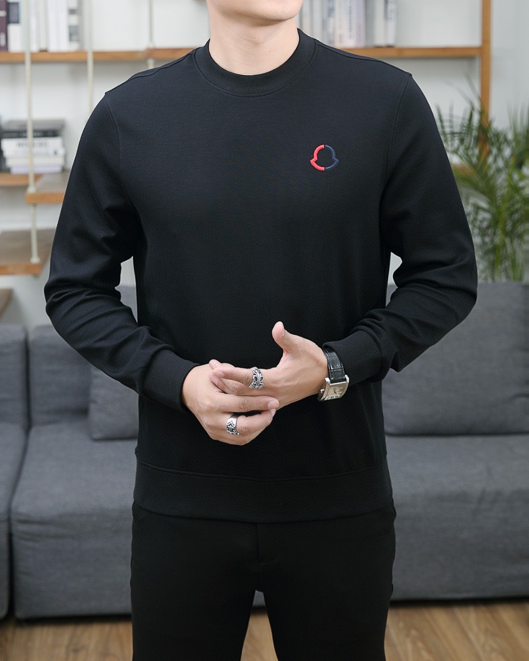 NO:117623,The new round neck sweater in spring 2025, the same color letter logo with embroidered original wool fabric. The official style is exquisitely upgraded, same-cage dyed fabric feels very comfortable and super versatile, good-looking, retro temperament. Tag, collar, washing wheat, three-mark complete color: black. Size: M-3XL,, Moncler, hoodie, sweatshirts, alexander wang19860909蒙口 家2025春季新款圆领卫衣同色字母logo搭配刺绣原版羊毛面料 官方同款精致升级同缸染面料手感非常舒服超级百搭好看个性复古气质 吊牌 领标 水洗麦 三标齐全颜色:黑色.尺码:M-3XL,,Moncler,hoodie,sweatshirts,alexander wang,Men's clothing