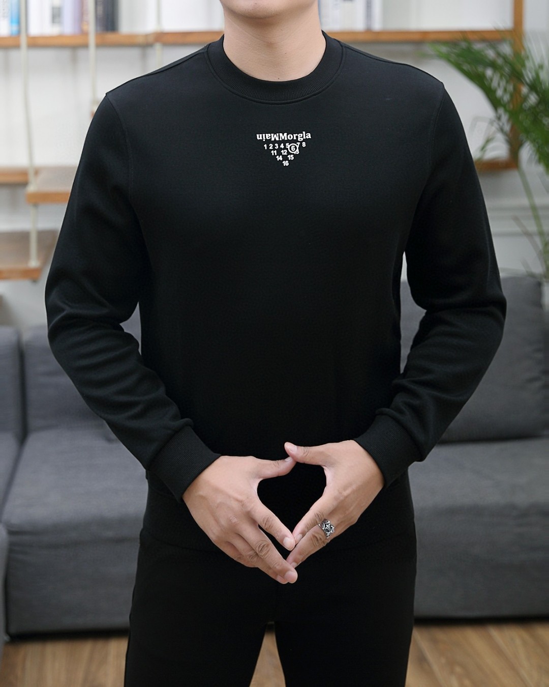 NO:117629,Majila's latest spring 2025 model, available at the same time as the counter, original single ruthless product, fashionable and casual round neck long-sleeved sweatshirt, very distinctive on the upper body!  Eye-catching and highlighted, imported original fabric, top-level printing craft letter pattern decorative logo, simple but not lacking in fashion, classic and atmospheric, comfortable and breathable, handsome and stylish on the upper body, code M-3XL,,masion margiela,hoodie,sweatshirts,alexander wang19860909马吉拉 2025春季最新款,专柜同步有售,原单狠货,时尚休闲圆领长袖卫衣,上身很有特点！吸睛而有亮点,进口原版面料,顶级印花工艺字母图案装饰Logo,简单而不失时尚,经典大气,舒适透气,上身帅气有型,码数M-3XL,,masion margiela,hoodie,sweatshirts,alexander wang,Men's clothing