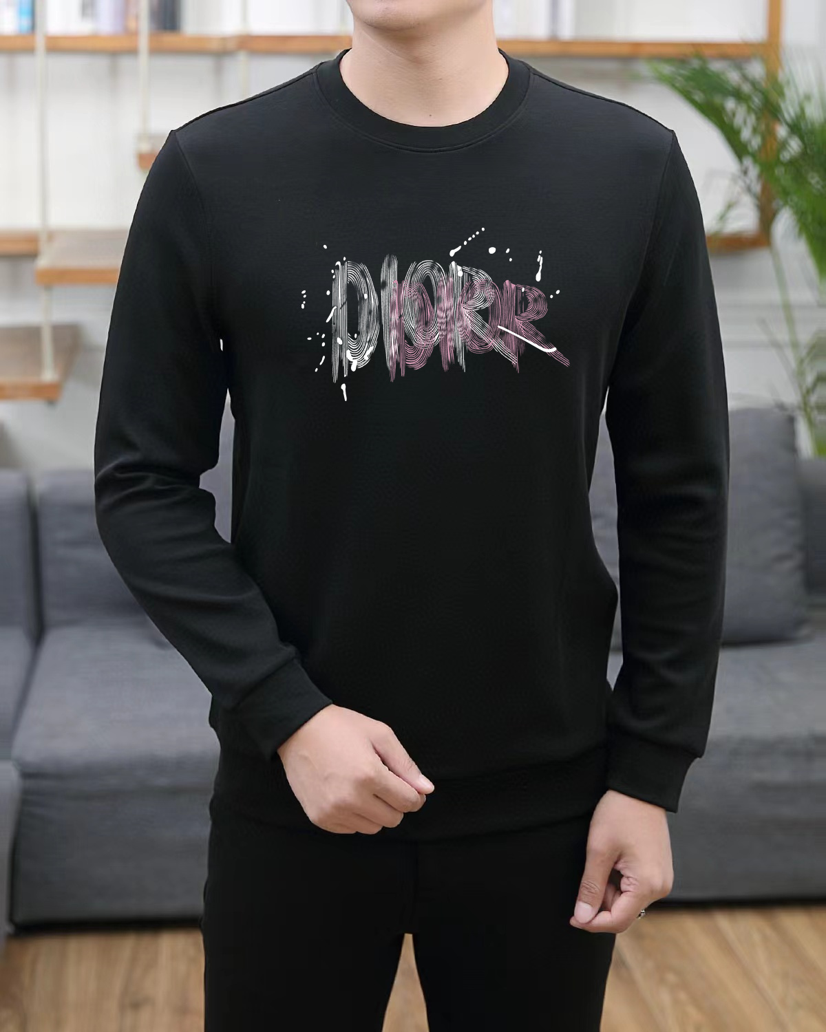 NO:119408,Dior 2025 Spring European Counter New Style Top-level Original Single Fashion Casual Long-sleeved T-shirt Autumn and Winter Sweatshirt Customized by Internet celebrity fashion trendy people, selected imported high-density double-sided mercerized cotton fabric, exquisite original logo creation, excellent comfort and breathability, excellent soft and wrinkle resistance and sagging. Whether it is single or inner wear, it is very handsome, which conforms to the practical dressing habits of men, pursues luxury, noble and elegant style, and creates extraordinary men's taste. The best choice for urban fashion men. Size M~3XL (can be worn 120~190 catties), dior, hoodie, sweatshirts, tees, t-shirt, alexander wang19860909迪奥 2025春季欧洲专柜新款 顶级原单时尚休闲长袖T恤秋冬卫衣 秋冬时尚网红潮人定制,精选进口高密度双面丝光棉面料,精致原版logo打造,舒适性与透气性兼优,柔软抗皱弹性和垂性极佳,无论是单穿或是内搭都是帅气十足,吻合了男性实用穿衣习惯,追求奢华高贵优雅风范,打造不凡男士品味,都市时尚男尤首选. 尺码M~3XL(可穿120～190斤）,,dior,hoodie,sweatshirts,tees，t-shirt,alexander wang,Men's clothing