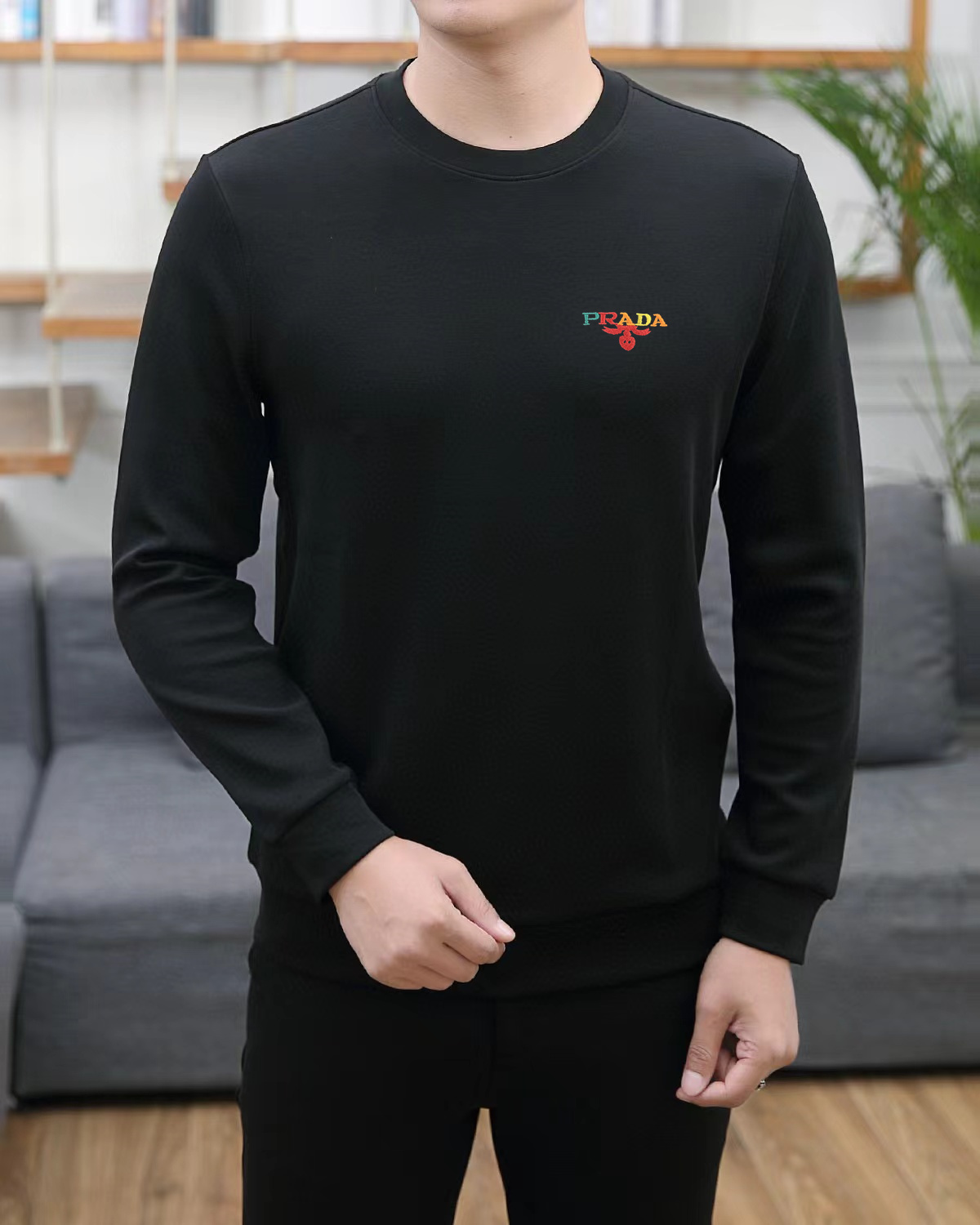 NO:119412,Prada 2025 Spring European Counter New Style Top-level Original Single Fashion Casual Long-sleeved T-shirt Autumn and Winter Sweatshirt Customized by Internet celebrity fashion trendy people, selected imported high-density double-sided mercerized cotton fabric, exquisite original logo creation, excellent comfort and breathability, excellent soft and wrinkle resistance and sagging. Whether it is single or inner wear, it is very handsome, which conforms to the practical dressing habits of men, pursues luxury, noble and elegant style, and creates extraordinary men's taste. The best choice for urban fashion men. Size M~3XL (can be worn 120~190 catties), prada, hoodie, sweatshirts, tees, t-shirt, alexander wang19860909普拉达 2025春季欧洲专柜新款 顶级原单时尚休闲长袖T恤秋冬卫衣 秋冬时尚网红潮人定制,精选进口高密度双面丝光棉面料,精致原版logo打造,舒适性与透气性兼优,柔软抗皱弹性和垂性极佳,无论是单穿或是内搭都是帅气十足,吻合了男性实用穿衣习惯,追求奢华高贵优雅风范,打造不凡男士品味,都市时尚男尤首选. 尺码M~3XL(可穿120～190斤）,,prada,hoodie,sweatshirts,tees，t-shirt,alexander wang,Men's clothing