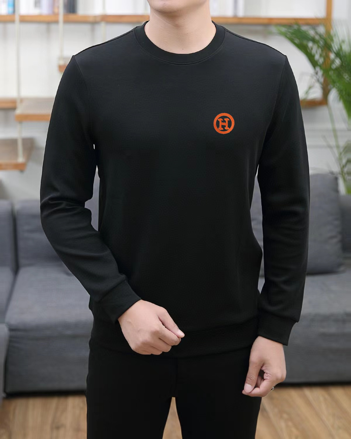 NO:119414,Hermes 2025 spring European counter new style, top-level original single fashion casual long-sleeved T-shirt autumn and winter sweatshirt, customized by fashion internet celebrities in autumn and winter, selected imported high-density double-sided mercerized cotton fabric, exquisite original logo creation, excellent comfort and breathability, excellent soft and wrinkle resistance and sagging. Whether it is single or inner wear, it is very handsome, matching men's practical dressing habits, pursuing luxury, noble and elegant style, creating extraordinary men's taste, the best choice for urban fashion men. Size M~3XL (can be worn 120~190 catties), hermes, hoodie, sweatshirts, tees, t-shirt, alexander wang19860909爱马仕 2025春季欧洲专柜新款 顶级原单时尚休闲长袖T恤秋冬卫衣 秋冬时尚网红潮人定制,精选进口高密度双面丝光棉面料,精致原版logo打造,舒适性与透气性兼优,柔软抗皱弹性和垂性极佳,无论是单穿或是内搭都是帅气十足,吻合了男性实用穿衣习惯,追求奢华高贵优雅风范,打造不凡男士品味,都市时尚男尤首选. 尺码M~3XL(可穿120～190斤）,,hermes,hoodie,sweatshirts,tees，t-shirt,alexander wang,Men's clothing