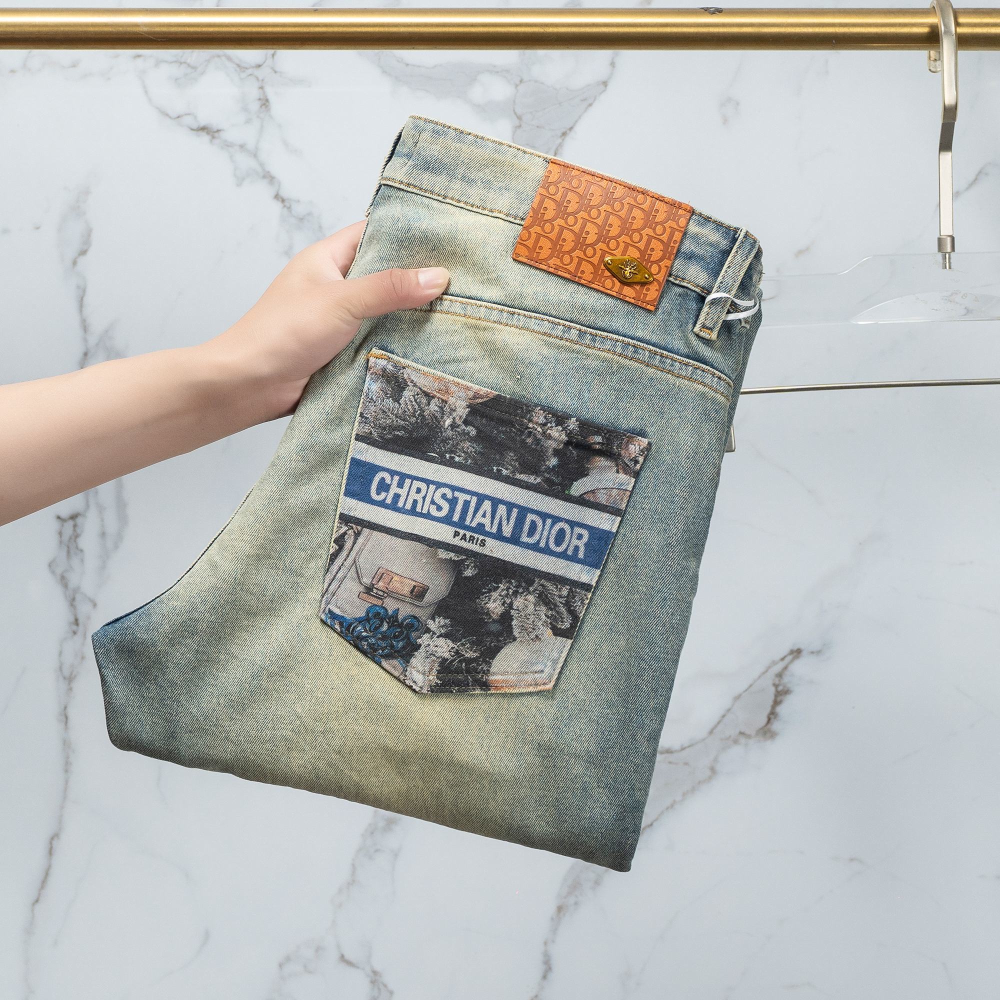 NO:122568,Dior Men's jeans original original cloth original wash water!  Imported original washing elastic fabrics, complex handicrafts superimposed, any washing step will become a completely different color effect after a few more seconds, so it is more precious, especially long-lasting and odor-resistant... Use the best tannin elastic texture, genuine leather leather cards, high-quality metal accessories... to create a unique and original jeans style!  Original hardware accessories, super positive style, comfortable and breathable, extremely high grade, counter quality, and handsome upper body. Number of codes 29-38,,dior,jeans,alexander wang19860909迪奥 男士牛仔裤原厂原布原洗水！进口原版水洗弹力面料,复杂的手工艺叠加,任何一个洗水环节多停留几秒都会变成完全不一样的颜色效果,所以越加珍贵,特别持久、耐味…… 选用上乘的丹宁弹力质感,真皮皮牌、高定的金属辅料……打造出独特及原创的牛仔裤款型！原版五金辅料,版型超正,舒适透气,档次极高,专柜品质,上身帅气十足. 码数29-38,,dior,jeans,alexander wang,Men's clothing