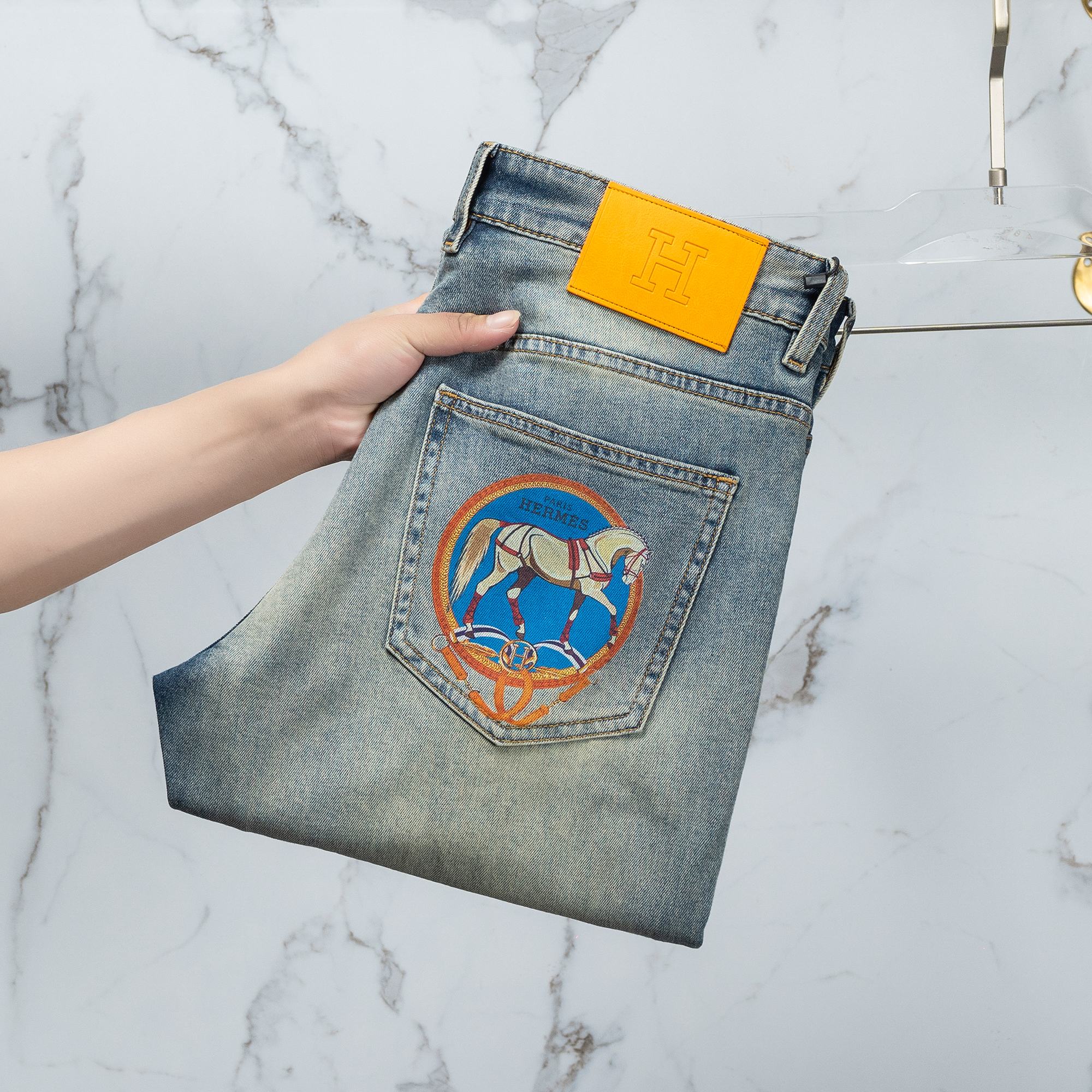 NO:122570,Hermes men's jeans original original cloth original wash water!  Imported original washing elastic fabrics, complex handicrafts superimposed, any washing step will become a completely different color effect after a few more seconds, so it is more precious, especially long-lasting and odor-resistant... Use the best tannin elastic texture, genuine leather leather cards, high-quality metal accessories... to create a unique and original jeans style!  Original hardware and accessories, super positive style, comfortable and breathable, extremely high grade, counter quality, and handsome upper body. Number of numbers 29-38, hermes, jeans, alexander wang19860909爱马仕 男士牛仔裤原厂原布原洗水！进口原版水洗弹力面料,复杂的手工艺叠加,任何一个洗水环节多停留几秒都会变成完全不一样的颜色效果,所以越加珍贵,特别持久、耐味…… 选用上乘的丹宁弹力质感,真皮皮牌、高定的金属辅料……打造出独特及原创的牛仔裤款型！原版五金辅料,版型超正,舒适透气,档次极高,专柜品质,上身帅气十足. 码数29-38,,hermes,jeans,alexander wang,Men's clothing