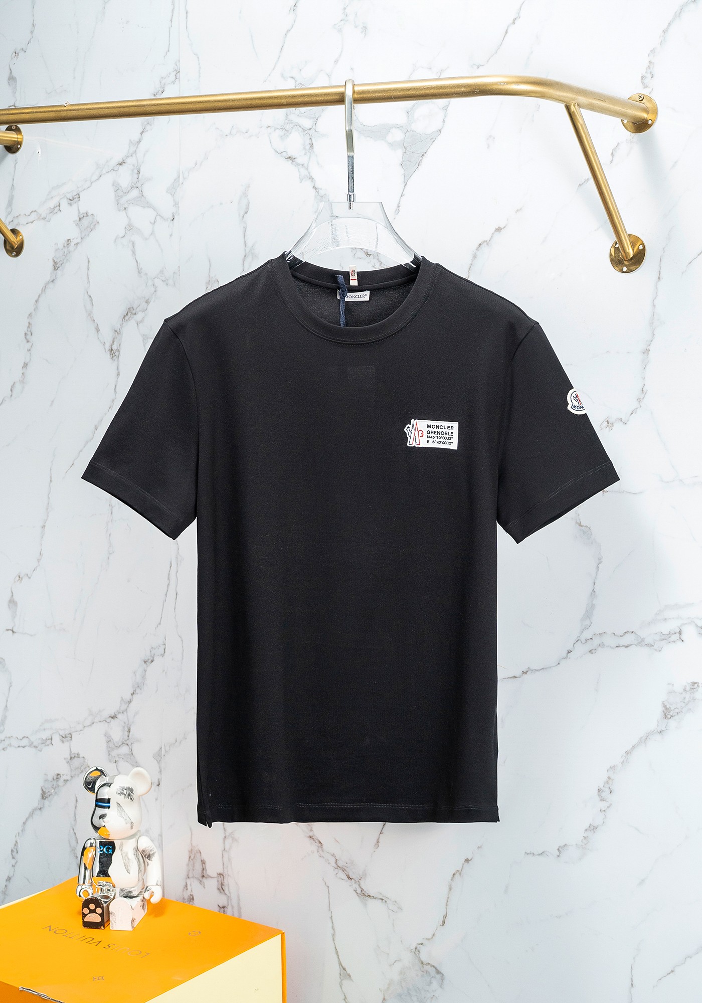 NO:119399,The 25SS short-sleeved T-shirt is made of soft and skin-friendly cotton fabric, with a standard round neck and short-sleeved cut, which is more suitable for daily wear. The simple yet design-like logo is cleverly combined, suitable for creating a casual and urban-style modern style. The simple round neck neck shape can modify various face shapes and must-have styles for men's wardrobe. Color black and white Number of codes M-3XL, Moncler, T-shirt, tees, t-shirt, alexander wang19860909蒙口 25SS短袖T恤甄选软糯亲肤的全棉面料制成,标准版圆领短袖裁剪,更适合日常穿着.简约不失设计感logo巧妙结合,适合打造休闲率性的现代都市感造型. 简约的圆领领型,能够修饰各种脸型,气质男人衣柜必备款式. 颜色黑白 码数M-3XL,,Moncler,T-shirt,tees，t-shirt,alexander wang,Men's clothing