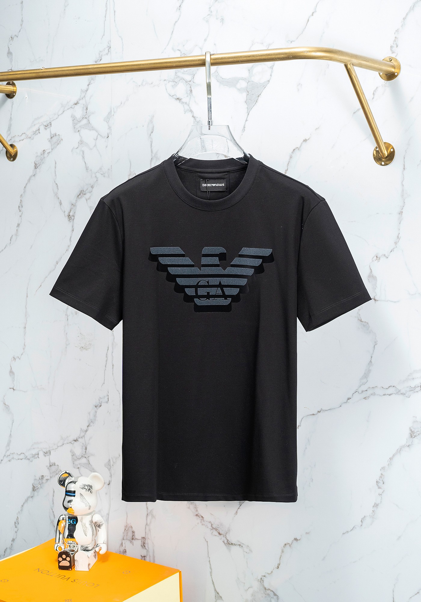 NO:119401,Armani 25SS short-sleeved T-shirt is made of soft and skin-friendly cotton fabric, with a standard round neck and short-sleeved cut, which is more suitable for daily wear. The simple yet design-like logo is cleverly combined, suitable for creating a casual and urban-style modern style. The simple round neck neck shape can modify various face shapes and must-have styles for men's wardrobe. Color black and white Size M-3XL, armani, T-shirt, tees, t-shirt, alexander wang19860909阿玛尼 25SS短袖T恤甄选软糯亲肤的全棉面料制成,标准版圆领短袖裁剪,更适合日常穿着.简约不失设计感logo巧妙结合,适合打造休闲率性的现代都市感造型. 简约的圆领领型,能够修饰各种脸型,气质男人衣柜必备款式. 颜色黑白 码数M-3XL,,armani,T-shirt,tees，t-shirt,alexander wang,Men's clothing