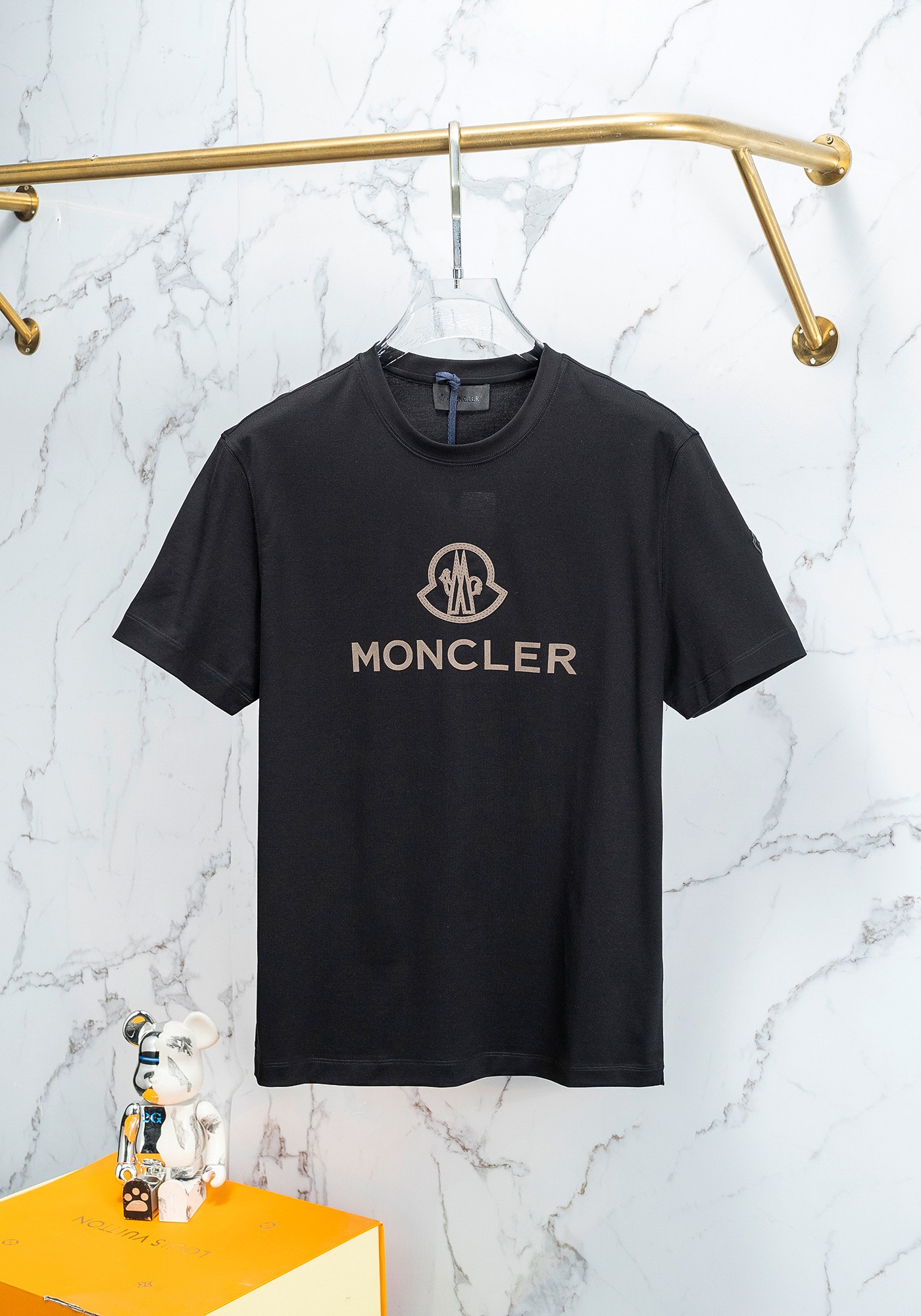 NO:119403,The 25SS short-sleeved T-shirt is made of soft and skin-friendly cotton fabric, with a standard round neck and short-sleeved cut, which is more suitable for daily wear. The simple yet design-like logo is cleverly combined, suitable for creating a casual and urban-style modern style. The simple round neck neck shape can modify various face shapes and must-have styles for men's wardrobe. Color black and white Number of codes M-3XL, Moncler, T-shirt, tees, t-shirt, alexander wang19860909蒙口 25SS短袖T恤甄选软糯亲肤的全棉面料制成,标准版圆领短袖裁剪,更适合日常穿着.简约不失设计感logo巧妙结合,适合打造休闲率性的现代都市感造型. 简约的圆领领型,能够修饰各种脸型,气质男人衣柜必备款式. 颜色黑白 码数M-3XL,,Moncler,T-shirt,tees，t-shirt,alexander wang,Men's clothing