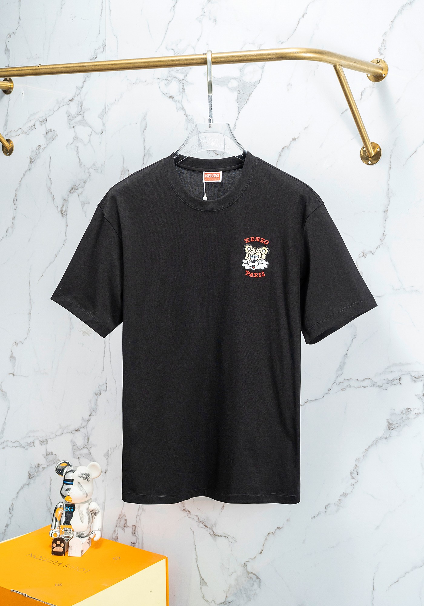 NO:119405,Kenzo 25SS short-sleeved T-shirt is made of soft and skin-friendly cotton fabric, with a standard round neck and short-sleeved cut, which is more suitable for daily wear. The simple yet design-like logo is cleverly combined, suitable for creating a casual and easy-to-use modern urban style. The simple round neck neck shape can modify various face shapes and must-have styles for men's wardrobe. Color black and white Number of codes M-3XL, T-shirt,tees, t-shirt,alexander wang19860909Kenzo 25SS短袖T恤甄选软糯亲肤的全棉面料制成,标准版圆领短袖裁剪,更适合日常穿着.简约不失设计感logo巧妙结合,适合打造休闲率性的现代都市感造型. 简约的圆领领型,能够修饰各种脸型,气质男人衣柜必备款式. 颜色黑白 码数M-3XL,,T-shirt,tees，t-shirt,alexander wang,Men's clothing