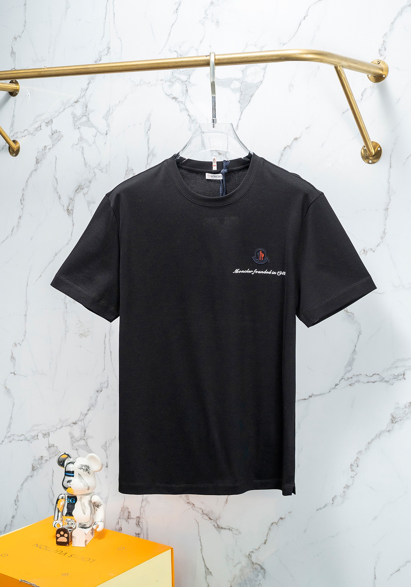 NO:119407,The 25SS short-sleeved T-shirt is made of soft and skin-friendly cotton fabric, with a standard round neck and short-sleeved cut, which is more suitable for daily wear. The simple yet design-like logo is cleverly combined, suitable for creating a casual and urban-style modern style. The simple round neck neck shape can modify various face shapes and must-have styles for men's wardrobe. Color black and white Number of codes M-3XL, Moncler, T-shirt, tees, t-shirt, alexander wang19860909蒙口 25SS短袖T恤甄选软糯亲肤的全棉面料制成,标准版圆领短袖裁剪,更适合日常穿着.简约不失设计感logo巧妙结合,适合打造休闲率性的现代都市感造型. 简约的圆领领型,能够修饰各种脸型,气质男人衣柜必备款式. 颜色黑白 码数M-3XL,,Moncler,T-shirt,tees，t-shirt,alexander wang,Men's clothing