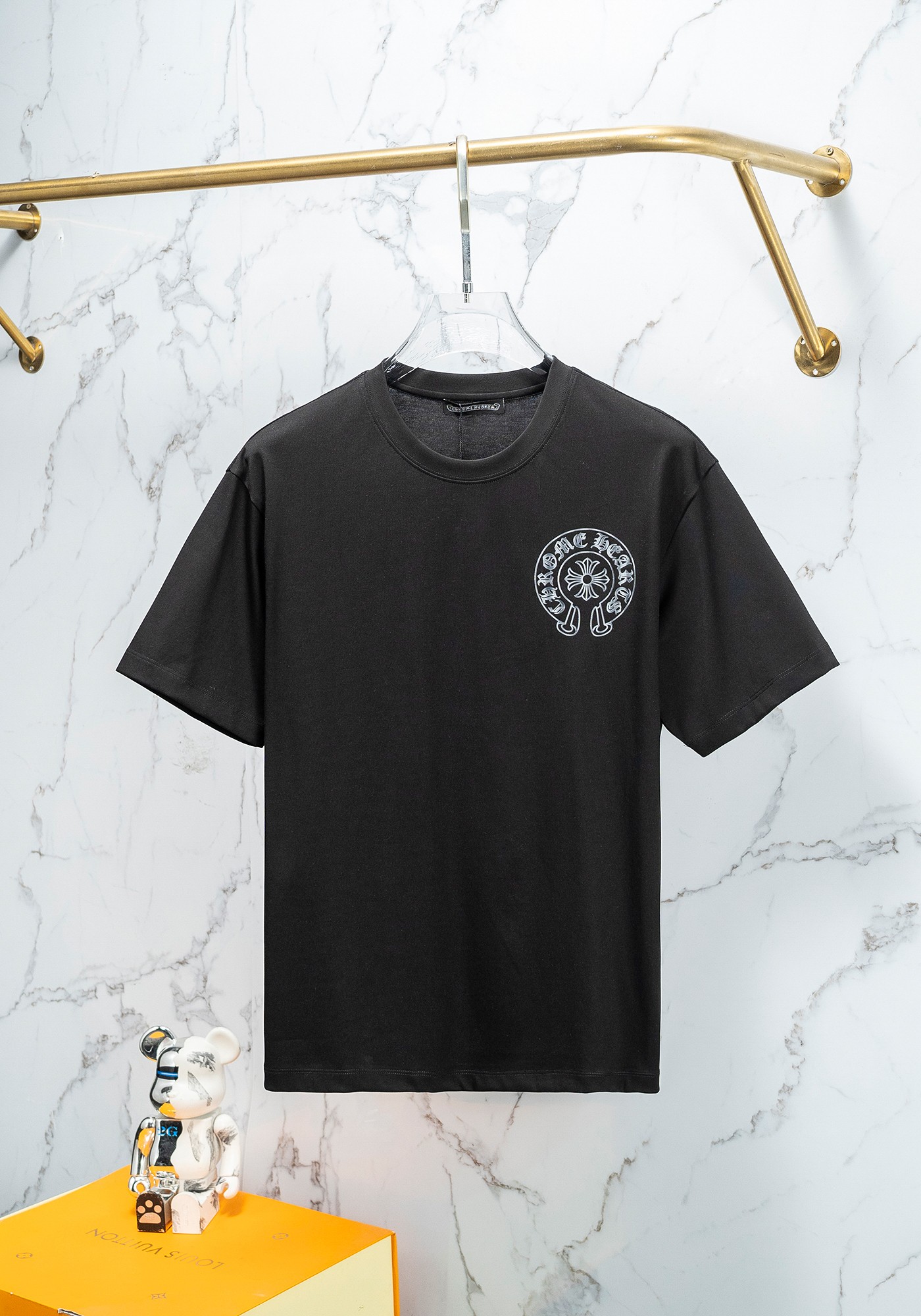 NO:119409,Croxin 25SS short-sleeved T-shirt is made of soft and skin-friendly cotton fabric, with a standard round neck and short-sleeved cut, which is more suitable for daily wear. The simple yet design-like logo is cleverly combined, suitable for creating a casual and urban-style modern style. The simple round neck collar shape can modify various face shapes and must-have styles for men's wardrobe. Color black and white Size M-3XL, chrome hearts, T-shirt, tees, t-shirt, alexander wang19860909克罗心 25SS短袖T恤甄选软糯亲肤的全棉面料制成,标准版圆领短袖裁剪,更适合日常穿着.简约不失设计感logo巧妙结合,适合打造休闲率性的现代都市感造型. 简约的圆领领型,能够修饰各种脸型,气质男人衣柜必备款式. 颜色黑白 码数M-3XL,,chrome hearts,T-shirt,tees，t-shirt,alexander wang,Men's clothing