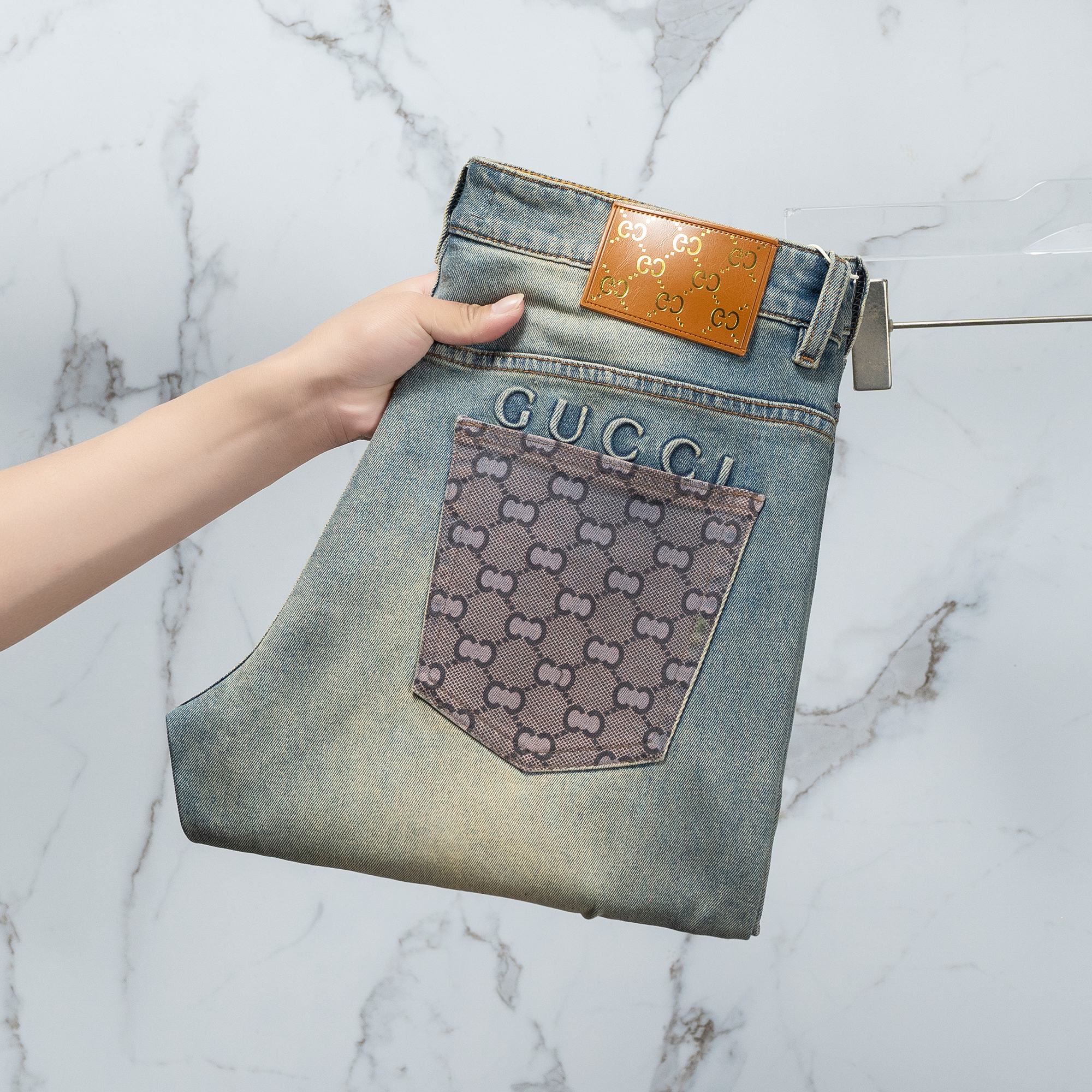 NO:119418,Gucci men's jeans original original cloth original washing water!  Imported original wash elastic fabrics, complex handicrafts superimposed, any wash process will become a completely different color effect after a few more seconds, so it is more precious, especially long-lasting and odor-resistant... Use the best tannin elastic texture, genuine leather leather cards, high-quality metal accessories... to create a unique and original jeans style!  Original hardware accessories, super positive style, comfortable and breathable, extremely high grade, counter quality, and handsome upper body. Number of codes 29-38, gucci, jeans, alexander wang19860909古驰 男士牛仔裤原厂原布原洗水！进口原版水洗弹力面料,复杂的手工艺叠加,任何一个洗水环节多停留几秒都会变成完全不一样的颜色效果,所以越加珍贵,特别持久、耐味…… 选用上乘的丹宁弹力质感,真皮皮牌、高定的金属辅料……打造出独特及原创的牛仔裤款型！原版五金辅料,版型超正,舒适透气,档次极高,专柜品质,上身帅气十足. 码数29-38,,gucci,jeans,alexander wang,Men's clothing