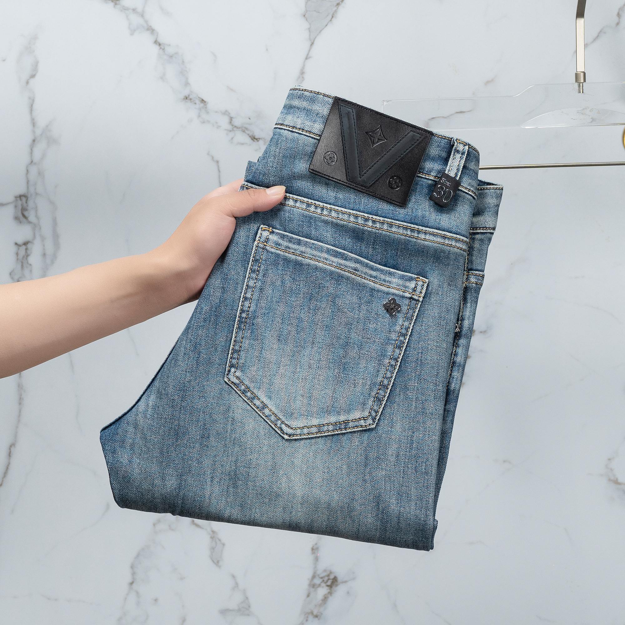 NO:119421,Lv Men's Jeans Original Original Clothing Original Wash Water!  Imported original washing elastic fabrics, complex handicrafts superimposed, any washing step will become a completely different color effect after a few more seconds, so it is more precious, especially long-lasting and odor-resistant... Use the best tannin elastic texture, genuine leather leather cards, high-quality metal accessories... to create a unique and original jeans style!  Original hardware accessories, super positive style, comfortable and breathable, extremely high grade, counter quality, and handsome upper body. Number of codes 29-38,,louis vuitton,jeans,alexander wang19860909Lv 男士牛仔裤原厂原布原洗水！进口原版水洗弹力面料,复杂的手工艺叠加,任何一个洗水环节多停留几秒都会变成完全不一样的颜色效果,所以越加珍贵,特别持久、耐味…… 选用上乘的丹宁弹力质感,真皮皮牌、高定的金属辅料……打造出独特及原创的牛仔裤款型！原版五金辅料,版型超正,舒适透气,档次极高,专柜品质,上身帅气十足. 码数29-38,,louis vuitton,jeans,alexander wang,Men's clothing