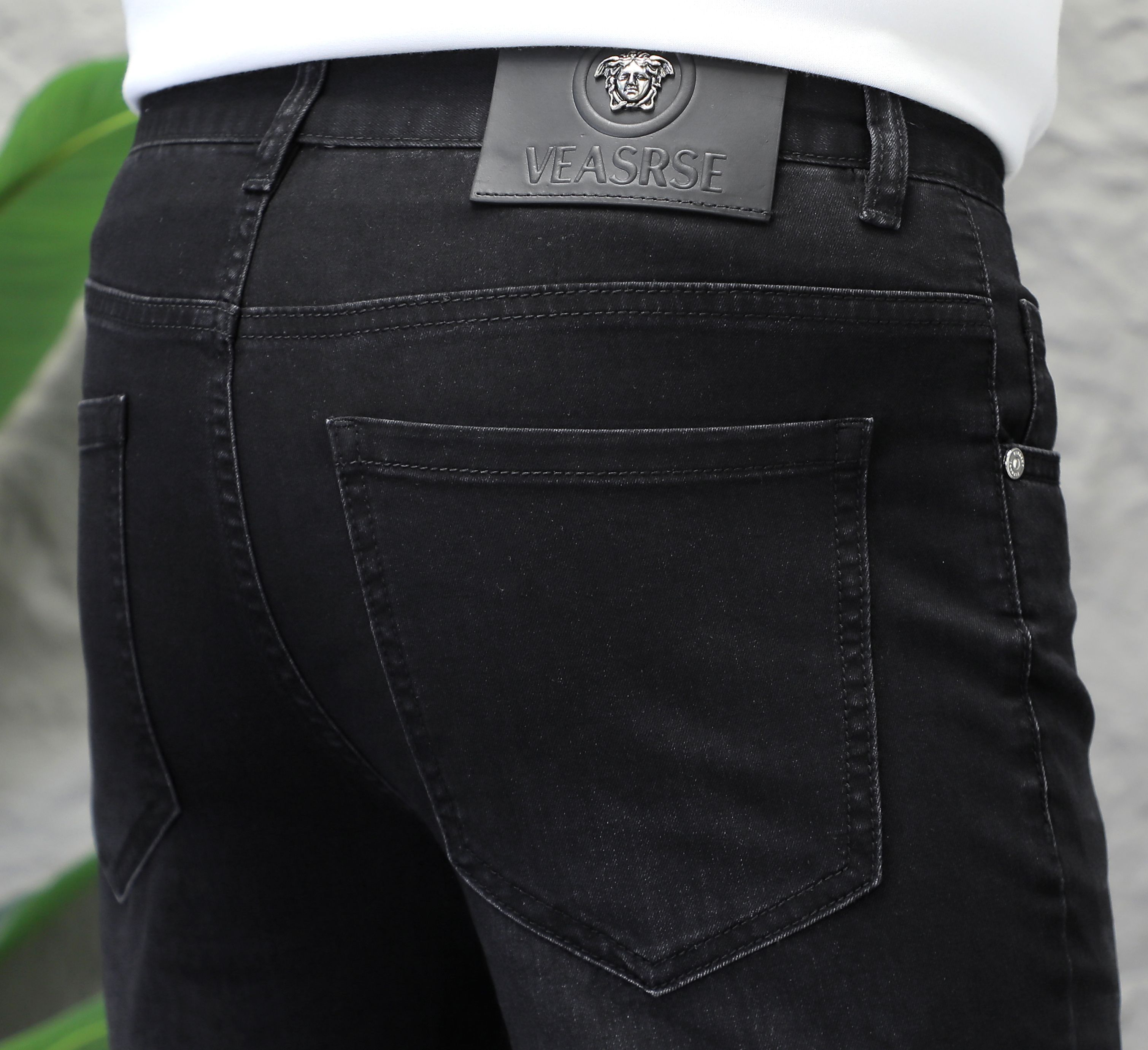 NO:119439,Versace Men's jeans original original cloth original wash water!  Imported original washing elastic fabrics, complex handicrafts superimposed, any washing step will become a completely different color effect after a few more seconds, so it is more precious, especially long-lasting and odor-resistant... Use the best tannin elastic texture, genuine leather leather cards, high-quality metal accessories... to create a unique and original jeans style!  Original hardware accessories, super positive style, comfortable and breathable, extremely high grade, counter quality, and handsome upper body. Number of 29-38, versace, jeans, alexander wang19860909范思哲 男士牛仔裤原厂原布原洗水！进口原版水洗弹力面料,复杂的手工艺叠加,任何一个洗水环节多停留几秒都会变成完全不一样的颜色效果,所以越加珍贵,特别持久、耐味…… 选用上乘的丹宁弹力质感,真皮皮牌、高定的金属辅料……打造出独特及原创的牛仔裤款型！原版五金辅料,版型超正,舒适透气,档次极高,专柜品质,上身帅气十足. 码数29-38,,versace,jeans,alexander wang,Men's clothing