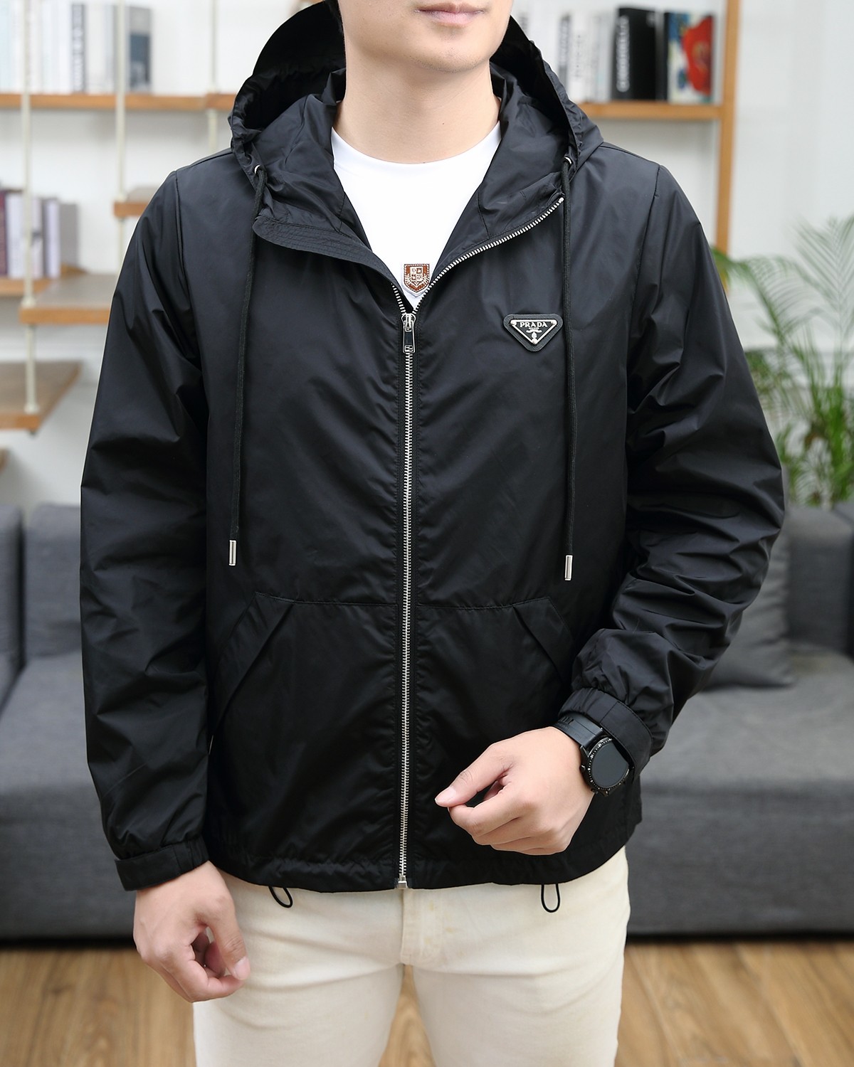 NO:122575,Prada 2025ss Spring New Men's Jacket, original single three-standard full high-end version!  Customized memory fabrics in the counter are breathable and comfortable, with impeccable details, and the brand element design concept reflects high quality. The feel is delicate and soft!  It is casually cut, with a great upper body style!  Code number M~3XL,,,prada,jackets & coats,jackets & coats,alexander wang19860909普拉达 2025ss春季新款男士夹克外套,原单三标齐全高端版本！专柜定制记忆面料 透气舒适度高,细节无可挑剔,品牌元素设计理念,体现高品质.手感细腻柔软！呈现休闲裁剪,上身版型超赞！码数M～3XL,,,prada,jackets & coats,jackets & coats,alexander wang,Men's clothing