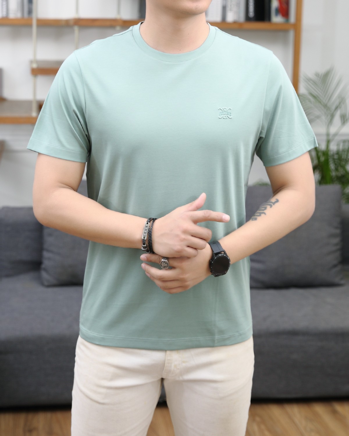 NO:119417,Selin 2025 summer new product fashionable round neck short sleeves are made of high-end Yuchan silk fabric. The classic round neck style is unique and cool. The luxurious classic jacquard logo design is versatile. Adhering to the traditional fashion charm of the big brand, the unique line design exudes a strong British style, which is very modern and inherits the traditional concept. The precious fabric is smoother, the feel is soft, comfortable and breathable. The exquisite craftsmanship and three-dimensional tailoring style bring texture enjoyment. The counter size M-3XL was shipped on the same day!  ,celine,T-shirt,alexander wang19860909赛琳 2025夏季新品时尚圆领短袖采用高档玉婵丝面料 经典圆领款式独特又清凉 奢华经典提花logo设计百搭气质 秉承大牌的传统时尚魅力,独有的线条设计散发着浓郁的英伦风情,极具现代感亦承袭了传统理念.珍贵面料更加光滑,手感柔顺舒适透气 精湛工艺,立体剪裁风格带来质感享受.专柜尺码M-3XL,当天出货！,,celine,T-shirt,alexander wang,Men's clothing