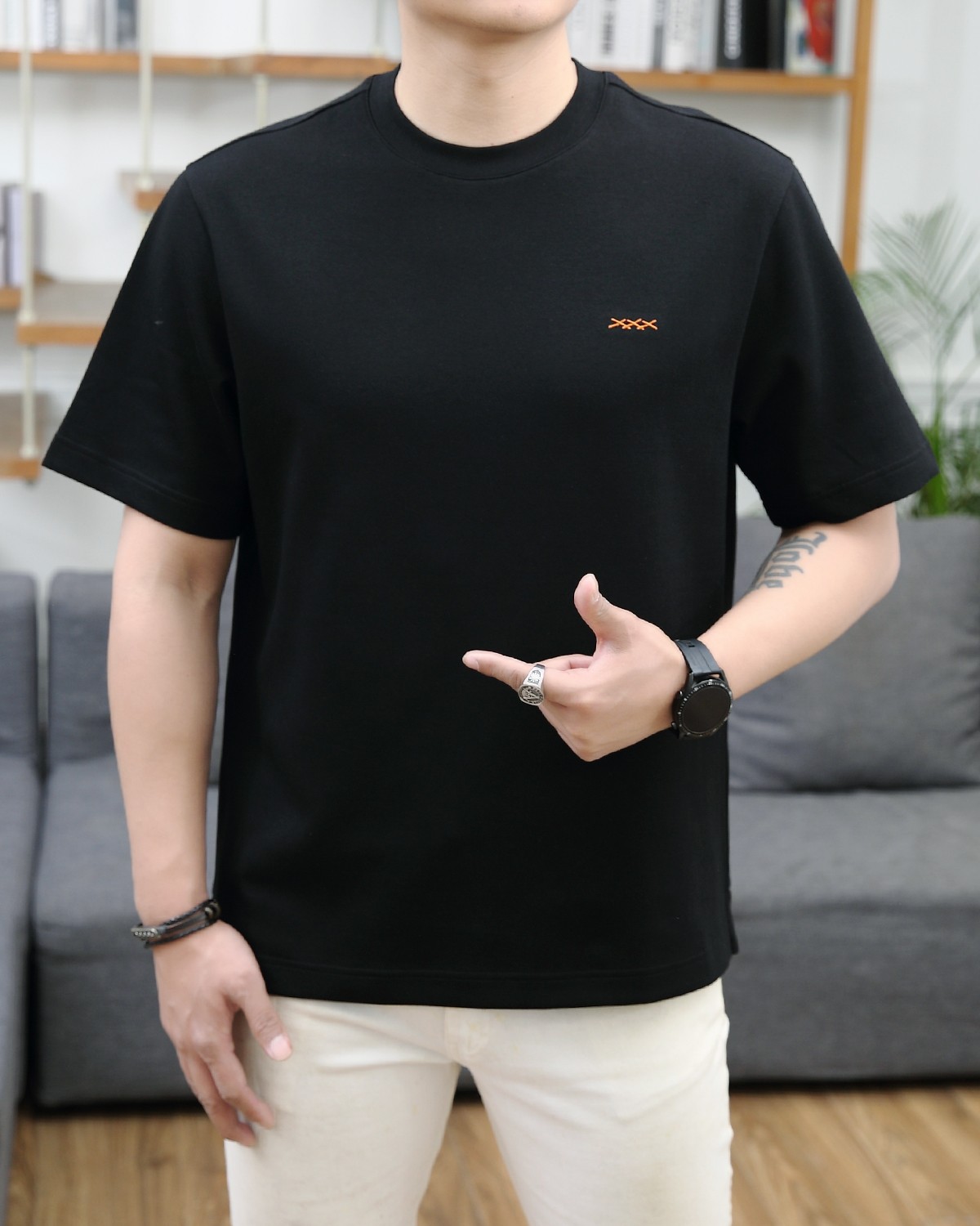 NO:119442,Jenia 2025 summer new product fashionable round neck short sleeves are made of high-end Yuchan silk fabric. The classic round neck style is unique and cool. The luxurious classic jacquard logo design is versatile. Adhering to the traditional fashion charm of the big brand, the unique line design exudes a strong British style, which is very modern and inherits the traditional concept. The precious fabric is smoother, the feel is soft, comfortable and breathable. The exquisite craftsmanship and three-dimensional tailoring style bring texture enjoyment. The counter size M-3XL was shipped on the same day!  ,zegna,T-shirt,alexander wang19860909杰尼亚 2025夏季新品时尚圆领短袖采用高档玉婵丝面料 经典圆领款式独特又清凉 奢华经典提花logo设计百搭气质 秉承大牌的传统时尚魅力,独有的线条设计散发着浓郁的英伦风情,极具现代感亦承袭了传统理念.珍贵面料更加光滑,手感柔顺舒适透气 精湛工艺,立体剪裁风格带来质感享受.专柜尺码M-3XL,当天出货！,,zegna,T-shirt,alexander wang,Men's clothing