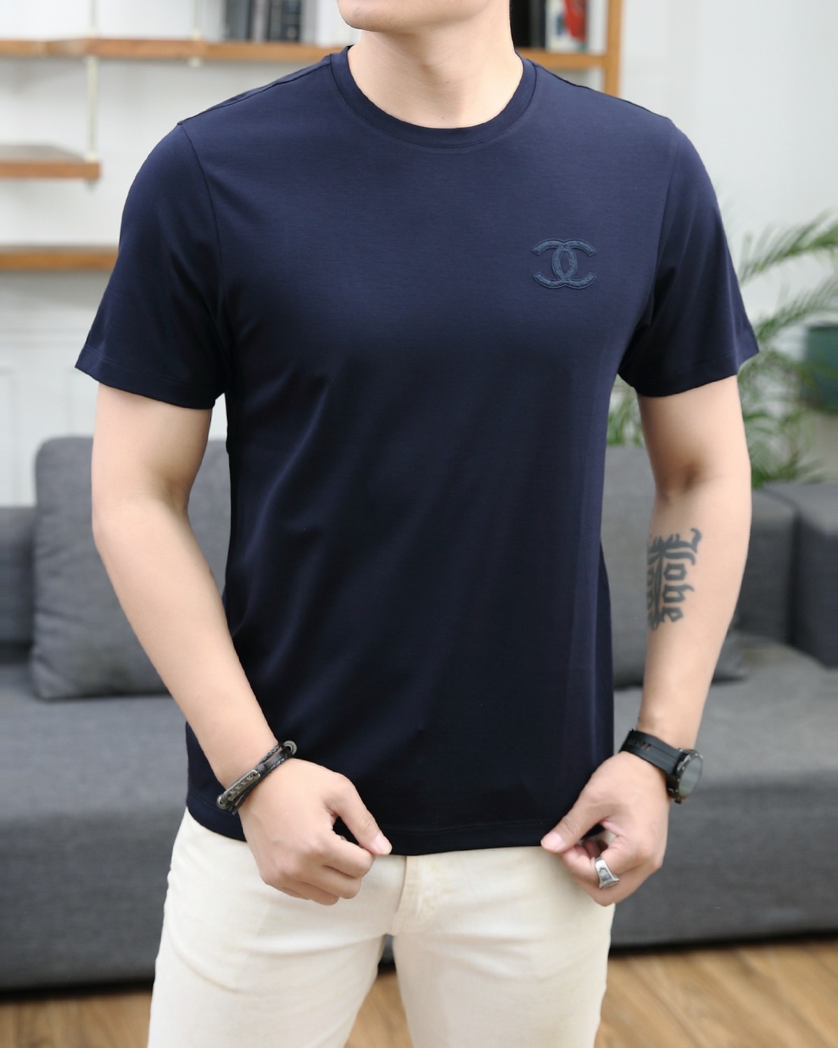 NO:132511,Chanel's new summer fashion round neck short sleeves are made of high-end Yuchan silk fabric. The classic round neck style is unique and cool. The luxurious classic jacquard logo design is versatile. Adhering to the traditional fashion charm of the big brand, the unique line design exudes a strong British style, which is very modern and inherits the traditional concept. The precious fabric is smoother, soft, comfortable and breathable. The exquisite craftsmanship and three-dimensional tailoring style bring texture enjoyment. The counter size M-3XL was shipped on the same day!  ,chanel,T-shirt,alexander wang19860909香奈儿 夏季新品时尚圆领短袖采用高档玉婵丝面料 经典圆领款式独特又清凉 奢华经典提花logo设计百搭气质 秉承大牌的传统时尚魅力,独有的线条设计散发着浓郁的英伦风情,极具现代感亦承袭了传统理念.珍贵面料更加光滑,手感柔顺舒适透气 精湛工艺,立体剪裁风格带来质感享受.专柜尺码M-3XL,当天出货！,,chanel,T-shirt,alexander wang,Men's clothing