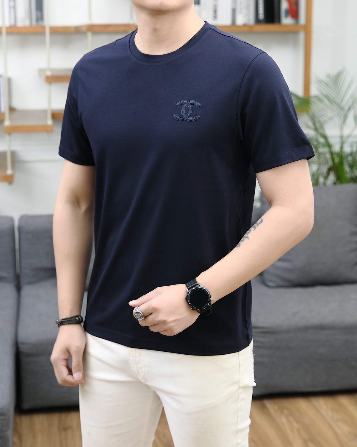 NO:119420,Chanel's new summer 2025 fashion round neck short sleeves are made of high-end Yuchan silk fabric. The classic round neck style is unique and cool. The luxurious classic jacquard logo design is versatile. Adhering to the traditional fashion charm of the big brand, the unique line design exudes a strong British style, which is very modern and inherits the traditional concept. The precious fabric is smoother, soft, comfortable and breathable. The exquisite craftsmanship and three-dimensional tailoring style bring texture enjoyment. The counter size M-3XL was shipped on the same day!  ,chanel,T-shirt,alexander wang19860909香奈儿 2025夏季新品时尚圆领短袖采用高档玉婵丝面料 经典圆领款式独特又清凉 奢华经典提花logo设计百搭气质 秉承大牌的传统时尚魅力,独有的线条设计散发着浓郁的英伦风情,极具现代感亦承袭了传统理念.珍贵面料更加光滑,手感柔顺舒适透气 精湛工艺,立体剪裁风格带来质感享受.专柜尺码M-3XL,当天出货！,,chanel,T-shirt,alexander wang,Men's clothing