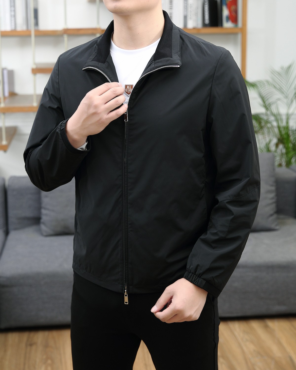 NO:119429,1 Zeg*an 2025 spring new product, lapel waterproof jacket, released on the official website at the same time!  Original OEM, this jacket has super soft polyester fiber windproof, both functional and fashionable. It is fashionable and beautiful, with better windproof effect, and more comfortable and comfortable movement. After a lot of choices, the fabric with polyester fiber is smooth and delicate and waterproof, presents a fine texture and shimmer feeling, which is very soft and smooth and drooping. The fabric is firm and solid, with strong wrinkle resistance. The selected new fabric is environmentally friendly and sustainable. All are made of high-density fabrics, with delicate and soft feel, and the upper body is wide and stylish, with invincible texture, excellent skin-friendly, and the texture is high-end and gorgeous!  It is stylish and fashionable, with a wide style, and can be easily controlled by people of different figures. It is not picky about people wearing it. It is simply the dream clothes of every man!  The neat and capable tailoring and soft fabrics are combined with hardness and softness to create a natural sense of high-end, and still retain the sexy style under the ease!  The simple and capable design is elegant and elegant, and the neat tailoring techniques make the shape behind the upper body fit and the outline is upright and tough. Our pockets are designed and thought-provoked. The angle of the quilting line and the curve of the line are all professionally designed, and every stroke and every painting has its meaning. The designer and craftsman's ingenious colors match the charming colors, and enjoy comfort in the fashionable, elegant and handsome manner!  People with high elegance and classic tastes in the upper body!  The fabric is full in color, reliable and resistant to washing. The upper body is warm and easy to lock and keep warm all the time. It is definitely the best choice for people with taste. [Size] M-XXXL Color Black Beige, zegna, jackets & coats, jackets & coats, alexander wang198609091 Zeg*an 杰尼亚 2025春季新品,翻领防水夹克外套,同步官网发售！原厂代工出品,该款夹克外层超柔聚酯纤维防风,功能与时尚型兼具.时尚美观,防风效果更好,活动更加舒适自如. 千挑万选之后的优质选材,聚酯纤维成分的织物布面光洁细腻而且防水,呈现出细密的肌理和微光感,非常柔软适顺滑有垂感,面料牢固结实,抗皱性强,挑选的新型面料环保可持续性使用.均为高密度织物制造而成,手感细腻柔软,穿着上身挺阔有型,质感无敌,亲肤性绝佳,肌理纹路透着高级和华丽感！有型又时尚,版型宽阔款式,对于不同身形的人来说都是可以轻松驾驭的,不挑人穿,简直就是每位男士的梦中情衣！ 利落干练的剪裁搭配柔软细腻的面料,刚柔并济迸发出自然的高级感,在潇洒之下依然保留性感风格！简单干练的设计,富有气质又不失儒雅,加上利落的剪裁手法,使得上身后的版型合体服帖,轮廓挺拔硬朗.而我们的口袋是经过设计的经得住推敲的艺术品,绗线的角度,走线的弧度都是经过专业的设计,每一笔每一画都有他的意义. 设计师与工艺师巧夺天工的颜色默契搭配,在时尚潇洒帅气之下又尽享舒适！穿着上身,即刻拥有高雅和经典品位的人士！面料色泽饱满,牢靠耐水洗.上身即锁温轻松洒脱时刻保暖.绝对是品位人士的不二之选.【尺码】M-XXXL 颜色 黑色 米色,,zegna,jackets & coats,jackets & coats,alexander wang,Men's clothing