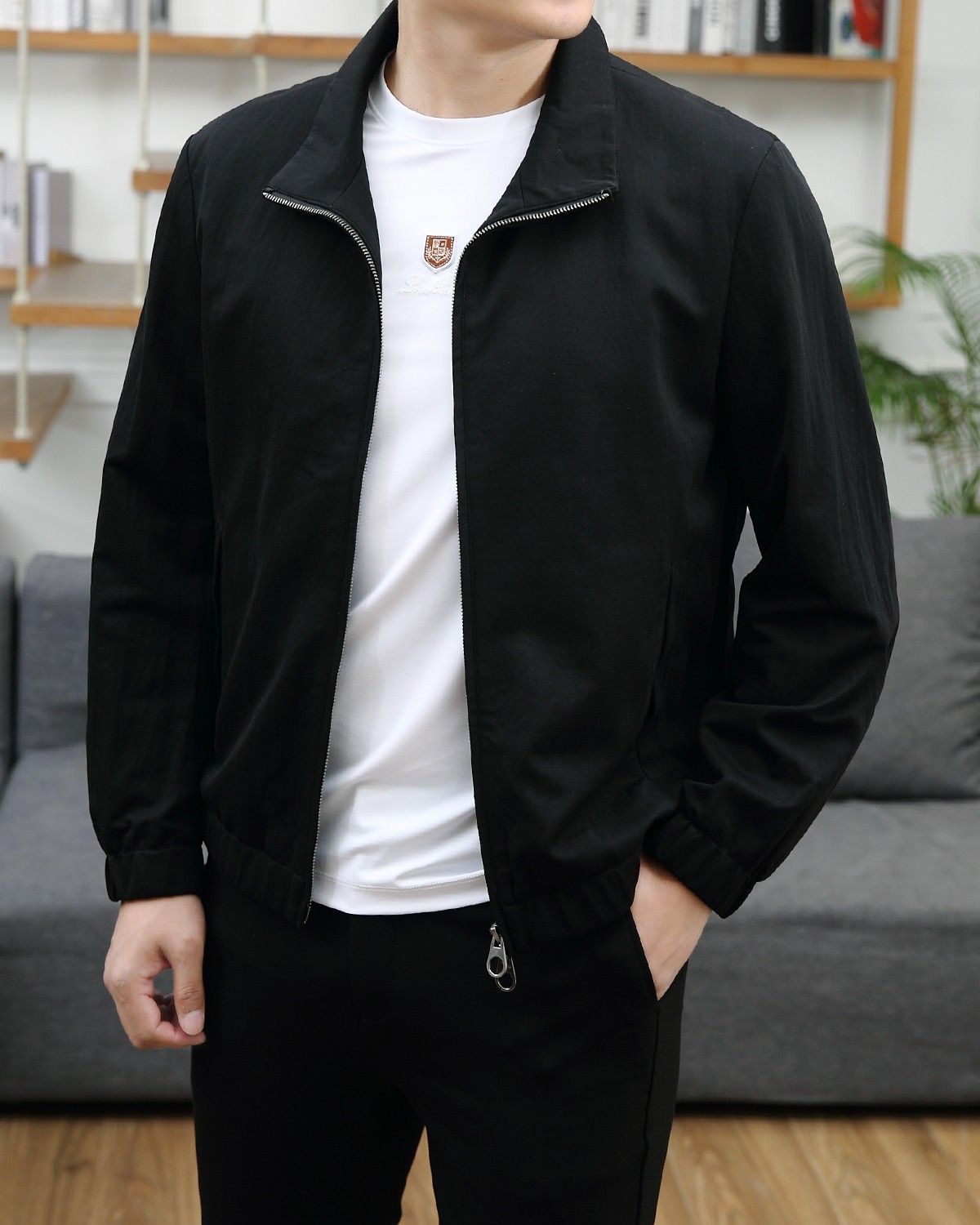 NO:122610,LP Spring and summer new hot counter new casual and fashionable jackets, super avant-garde design style, delicate and comfortable, very light and not easy to wrinkle. Multiple craftsmanship The overall design is quite visual, the upper body is casual and stylish, with a certain degree of clarity, absolutely recommended at the most cutting-edge temperament of fashion, a must-have for urban casualness. Number of codes M~3XL (48-56), loro piano, jackets & coats, alexander wang19860909LP 春夏新款爆款专柜新款休闲时尚夹克 超前卫设计风格 细腻舒适 穿着非常轻便不易起皱.多重重工艺 整体的设计颇具视觉感,上身休闲有型,有一定的挺括度,绝对走在时尚最尖端的气质感推荐,都市休闲必备. 码数M~3XL（48-56）,,loro piana,jackets & coats,alexander wang,Men's clothing