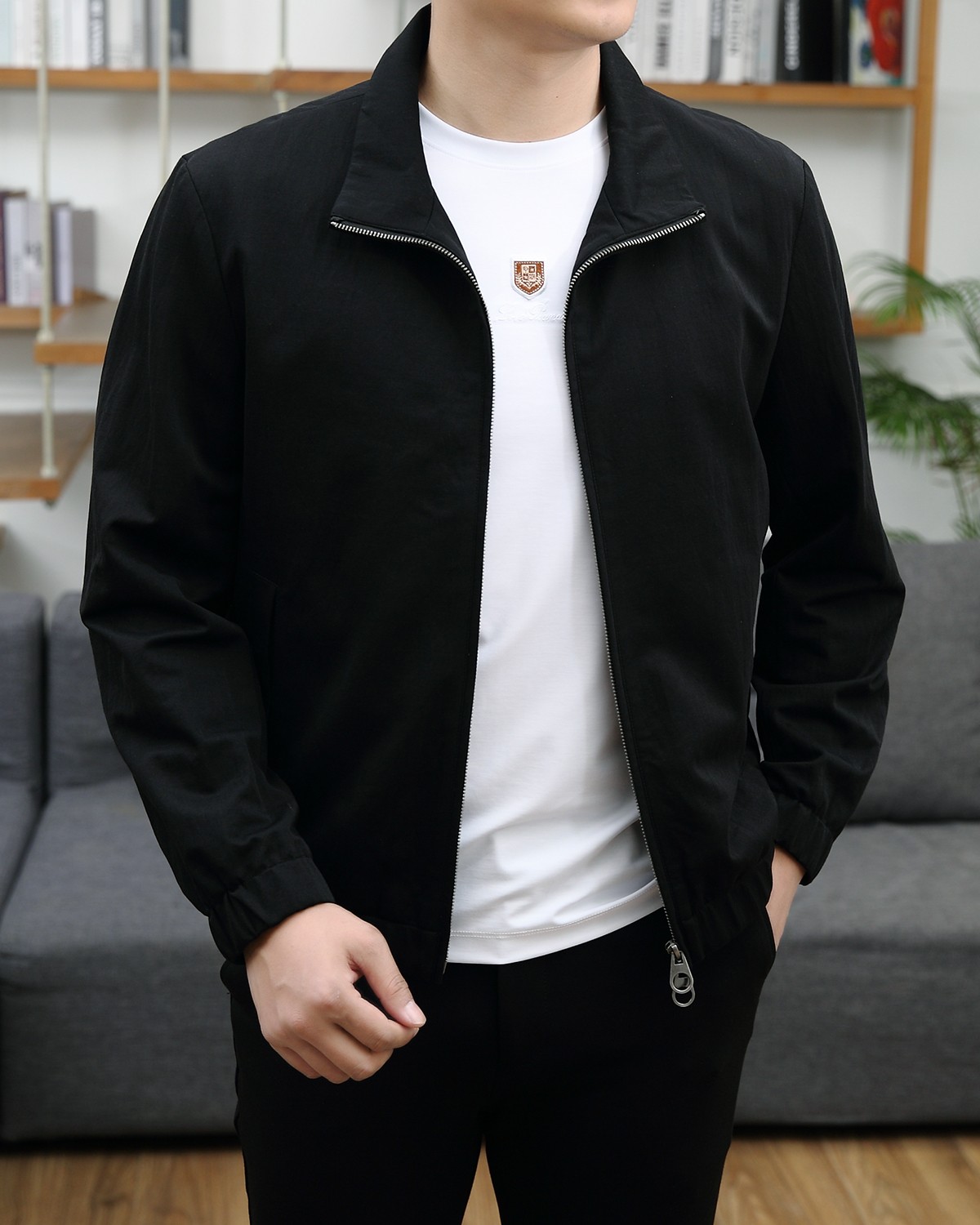 NO:119426,LP Spring and summer new hot counter new casual and fashionable jackets, super avant-garde design style, delicate and comfortable, very light and not easy to wrinkle. Multiple craftsmanship The overall design is quite visual, the upper body is casual and stylish, with a certain degree of clarity, absolutely recommended at the most cutting-edge temperament of fashion, a must-have for urban casualness. Number of codes M~3XL (48-56), loro piano, jackets & coats, alexander wang19860909LP 春夏新款爆款专柜新款休闲时尚夹克 超前卫设计风格 细腻舒适 穿着非常轻便不易起皱.多重重工艺 整体的设计颇具视觉感,上身休闲有型,有一定的挺括度,绝对走在时尚最尖端的气质感推荐,都市休闲必备. 码数M~3XL（48-56）,,loro piana,jackets & coats,alexander wang,Men's clothing