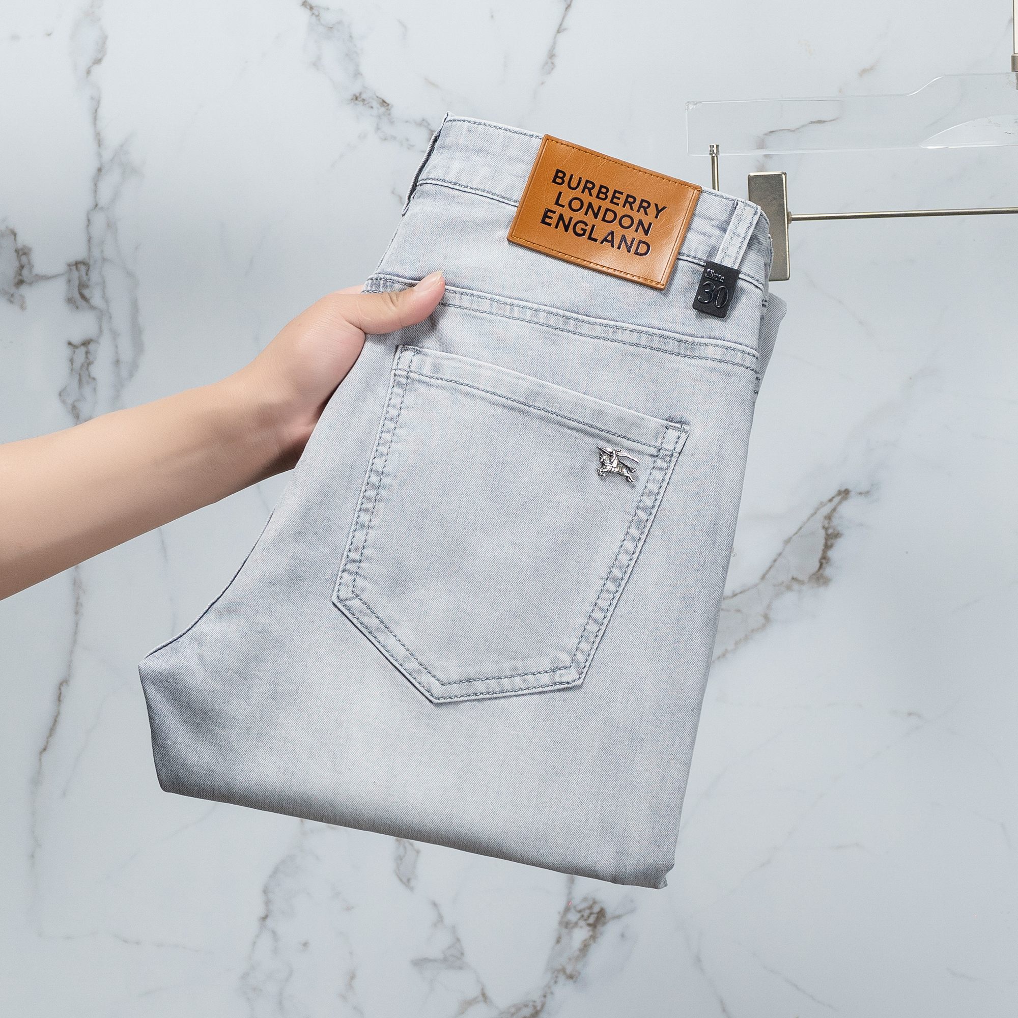 NO:120930,Burberry men's jeans original original cloth original wash water!  Imported original washing elastic fabrics, complex handicrafts superimposed, any washing step will become a completely different color effect after a few more seconds, so it is more precious, especially long-lasting and odor-resistant... Use the best tannin elastic texture, genuine leather leather cards, high-quality metal accessories... to create a unique and original jeans style!  Original hardware accessories, super positive style, comfortable and breathable, extremely high grade, counter quality, and handsome upper body. Number of codes 29-38, burberry, jeans, alexander wang19860909巴宝莉 男士牛仔裤原厂原布原洗水！进口原版水洗弹力面料,复杂的手工艺叠加,任何一个洗水环节多停留几秒都会变成完全不一样的颜色效果,所以越加珍贵,特别持久、耐味…… 选用上乘的丹宁弹力质感,真皮皮牌、高定的金属辅料……打造出独特及原创的牛仔裤款型！原版五金辅料,版型超正,舒适透气,档次极高,专柜品质,上身帅气十足. 码数29-38,,burberry,jeans,alexander wang,Men's clothing