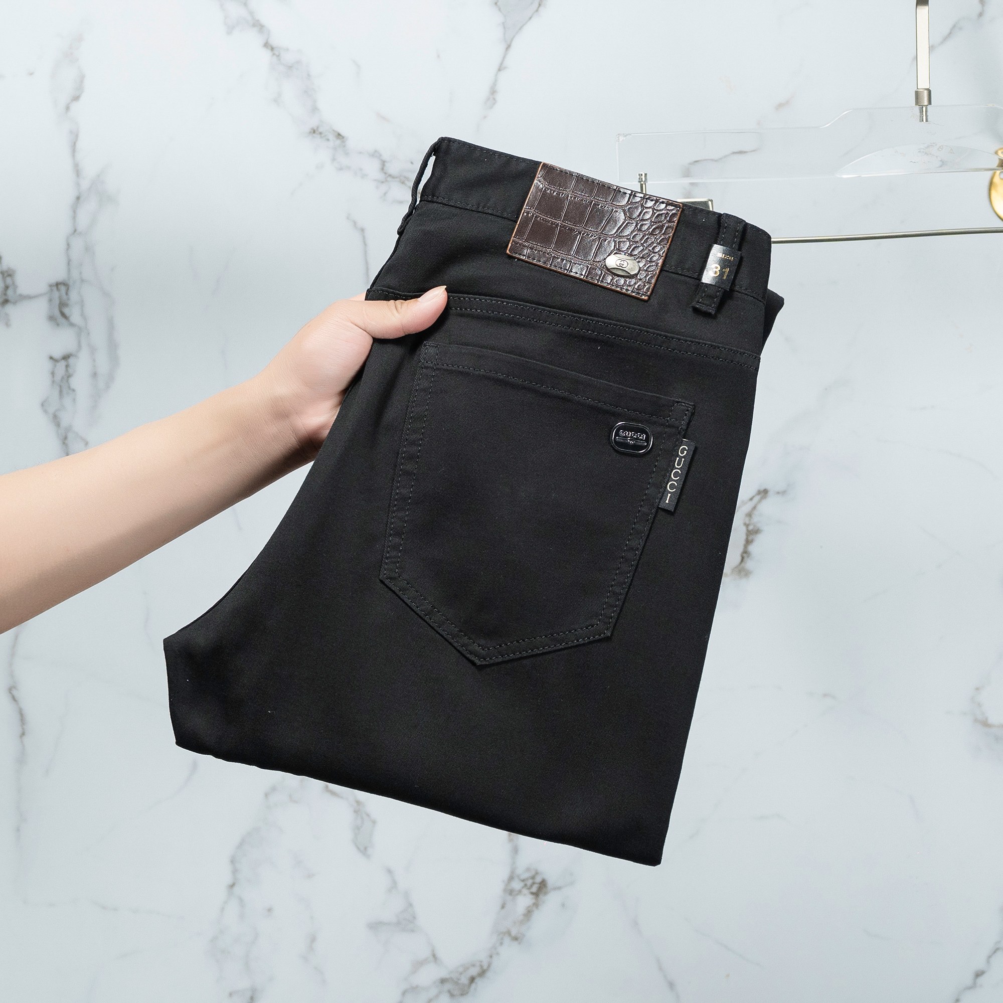 NO:120933,Gucci men's jeans original original cloth original washing water!  Imported original wash elastic fabrics, complex handicrafts superimposed, any wash process will become a completely different color effect after a few more seconds, so it is more precious, especially long-lasting and odor-resistant... Use the best tannin elastic texture, genuine leather leather cards, high-quality metal accessories... to create a unique and original jeans style!  Original hardware accessories, super positive style, comfortable and breathable, extremely high grade, counter quality, and handsome upper body. Number of codes 29-38, gucci, jeans, alexander wang19860909古驰 男士牛仔裤原厂原布原洗水！进口原版水洗弹力面料,复杂的手工艺叠加,任何一个洗水环节多停留几秒都会变成完全不一样的颜色效果,所以越加珍贵,特别持久、耐味…… 选用上乘的丹宁弹力质感,真皮皮牌、高定的金属辅料……打造出独特及原创的牛仔裤款型！原版五金辅料,版型超正,舒适透气,档次极高,专柜品质,上身帅气十足. 码数29-38,,gucci,jeans,alexander wang,Men's clothing