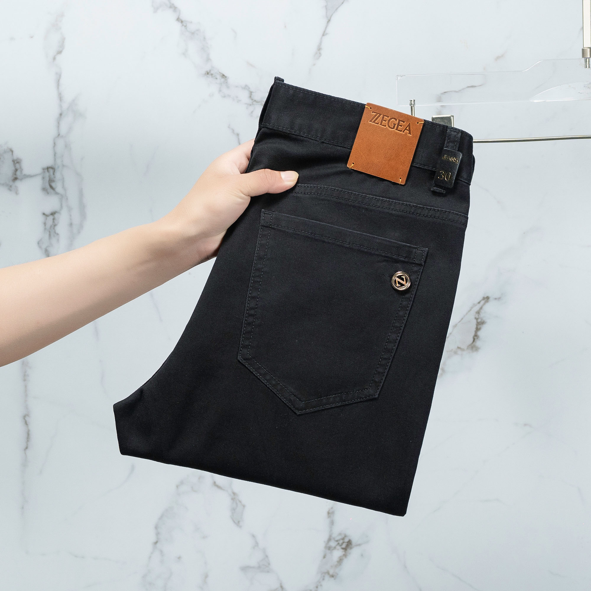 NO:120936,Jenia Men's jeans original original cloth original wash water!  Imported original washing elastic fabrics, complex handicrafts superimposed, any washing step will become a completely different color effect after a few more seconds, so it is more precious, especially long-lasting and odor-resistant... Use the best tannin elastic texture, genuine leather leather cards, high-quality metal accessories... to create a unique and original jeans style!  Original hardware accessories, super positive style, comfortable and breathable, extremely high grade, counter quality, and handsome upper body. Number of 29-38, zegna, jeans, alexander wang19860909杰尼亚 男士牛仔裤原厂原布原洗水！进口原版水洗弹力面料,复杂的手工艺叠加,任何一个洗水环节多停留几秒都会变成完全不一样的颜色效果,所以越加珍贵,特别持久、耐味…… 选用上乘的丹宁弹力质感,真皮皮牌、高定的金属辅料……打造出独特及原创的牛仔裤款型！原版五金辅料,版型超正,舒适透气,档次极高,专柜品质,上身帅气十足. 码数29-38,,zegna,jeans,alexander wang,Men's clothing