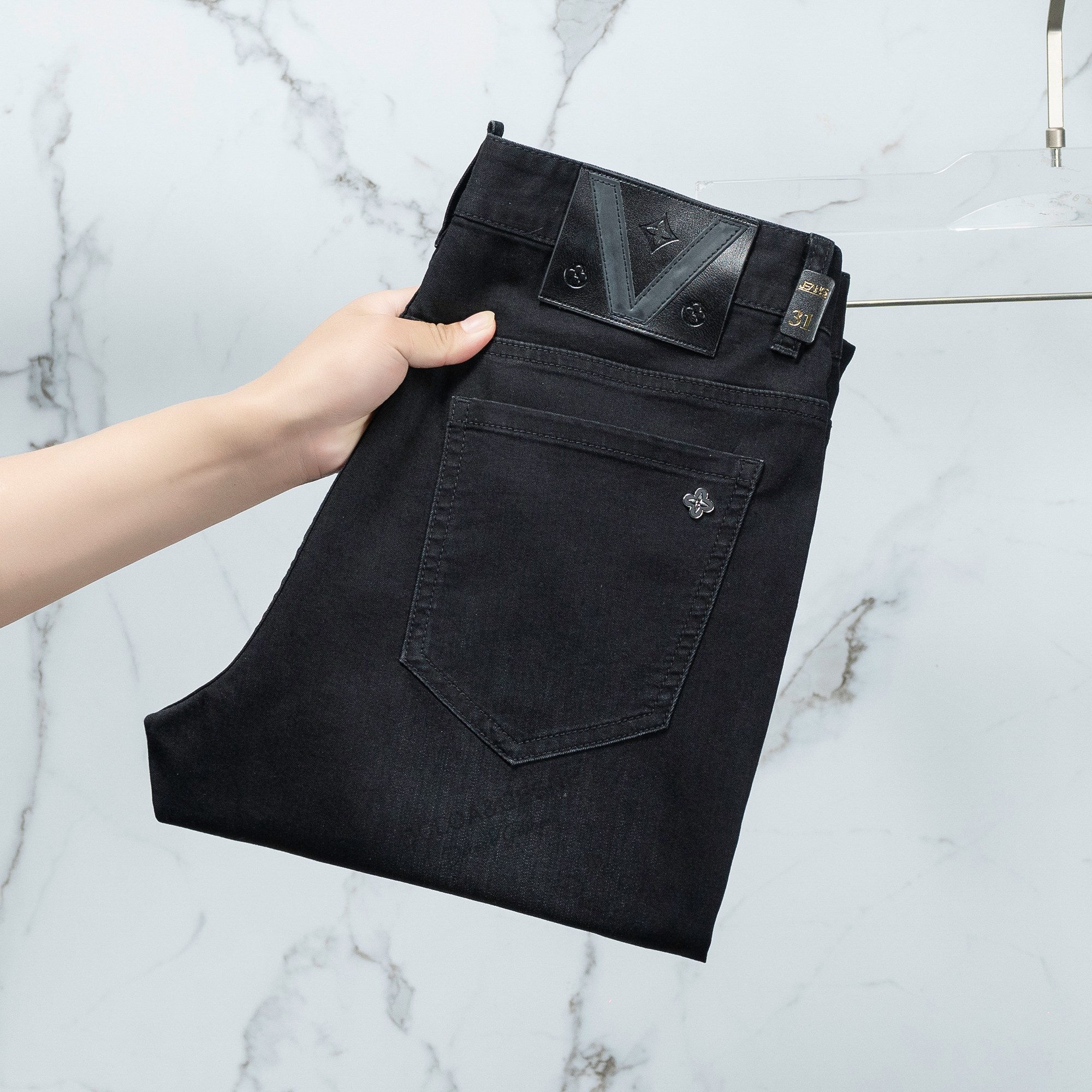 NO:120938,LV men's jeans original original cloth original wash water!  Imported original wash elastic fabrics, complex handicrafts superimposed, any wash process will become a completely different color effect after a few more seconds, so it is more precious, especially long-lasting and odor-resistant... Use the best tannin elastic texture, genuine leather leather cards, high-quality metal accessories... to create a unique and original jeans style!  Original hardware accessories, super positive style, comfortable and breathable, extremely high grade, counter quality, and handsome upper body. Number of codes 29-38,,louis vuitton,jeans,alexander wang19860909LV 男士牛仔裤原厂原布原洗水！进口原版水洗弹力面料,复杂的手工艺叠加,任何一个洗水环节多停留几秒都会变成完全不一样的颜色效果,所以越加珍贵,特别持久、耐味…… 选用上乘的丹宁弹力质感,真皮皮牌、高定的金属辅料……打造出独特及原创的牛仔裤款型！原版五金辅料,版型超正,舒适透气,档次极高,专柜品质,上身帅气十足. 码数29-38,,louis vuitton,jeans,alexander wang,Men's clothing